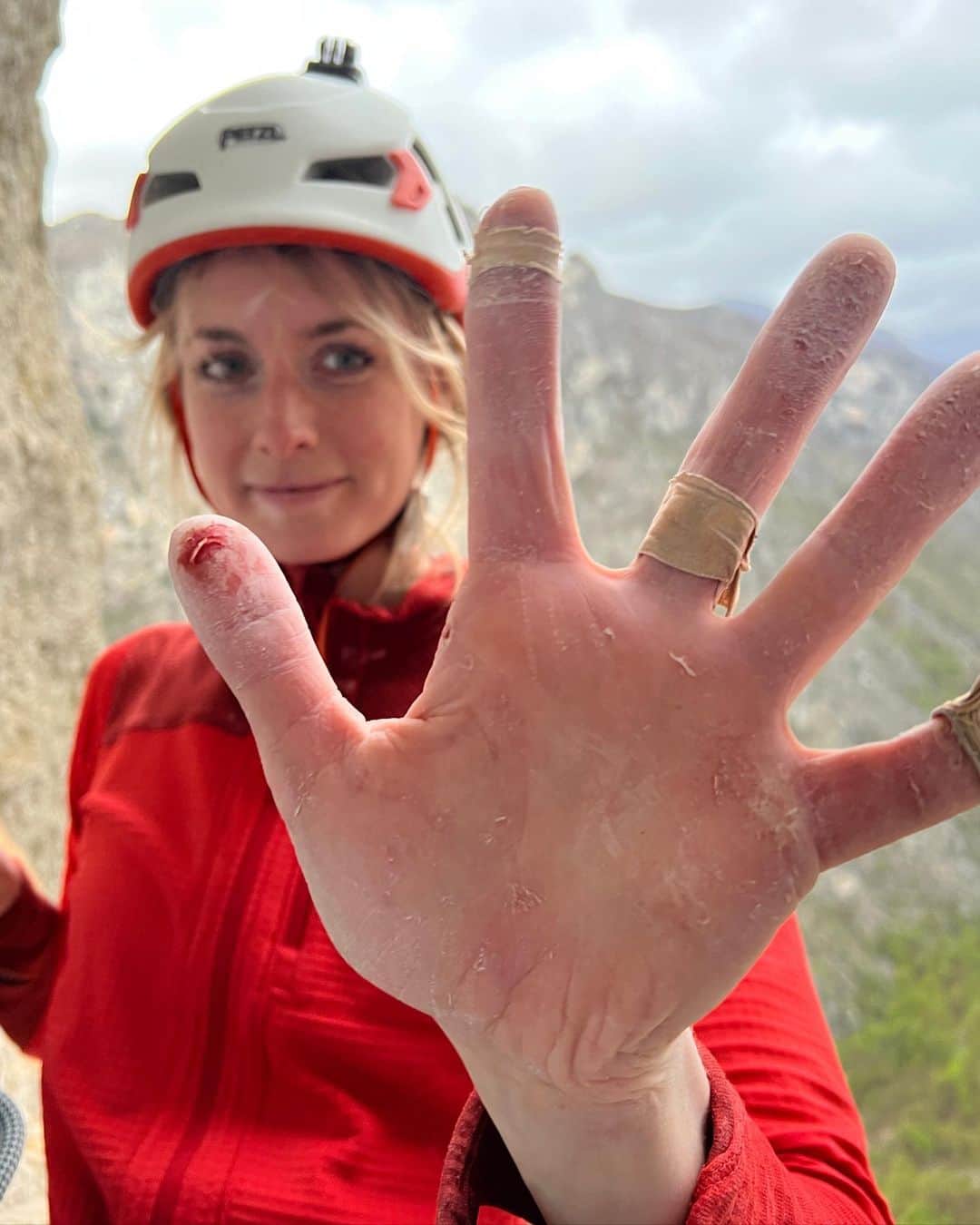 マチルダ・セーデルルンドのインスタグラム：「First part of the Croatia trip has been a fight against bad skin and rainy weather 😆 But the climbing is amazing and we’ve been making progress on the project. Now waiting for a the bad weather to pass and skin to heal ✊✨   Photo from today, mid route, in heavy rain and another split 🫣 @hampi   @np_paklenica #croatia #croatiafulloflife #climbing #multipitch #rockclimbing」