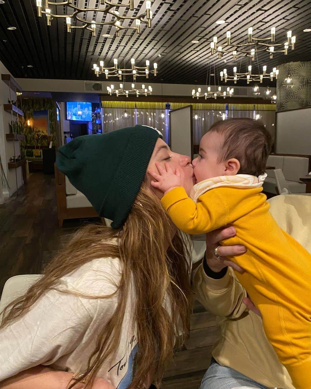 アシュレイ・ベンソンのインスタグラム：「Happy 2nd birthday to my favorite girl in the world. Auntie loves you so much hazey. 💗💗💗」