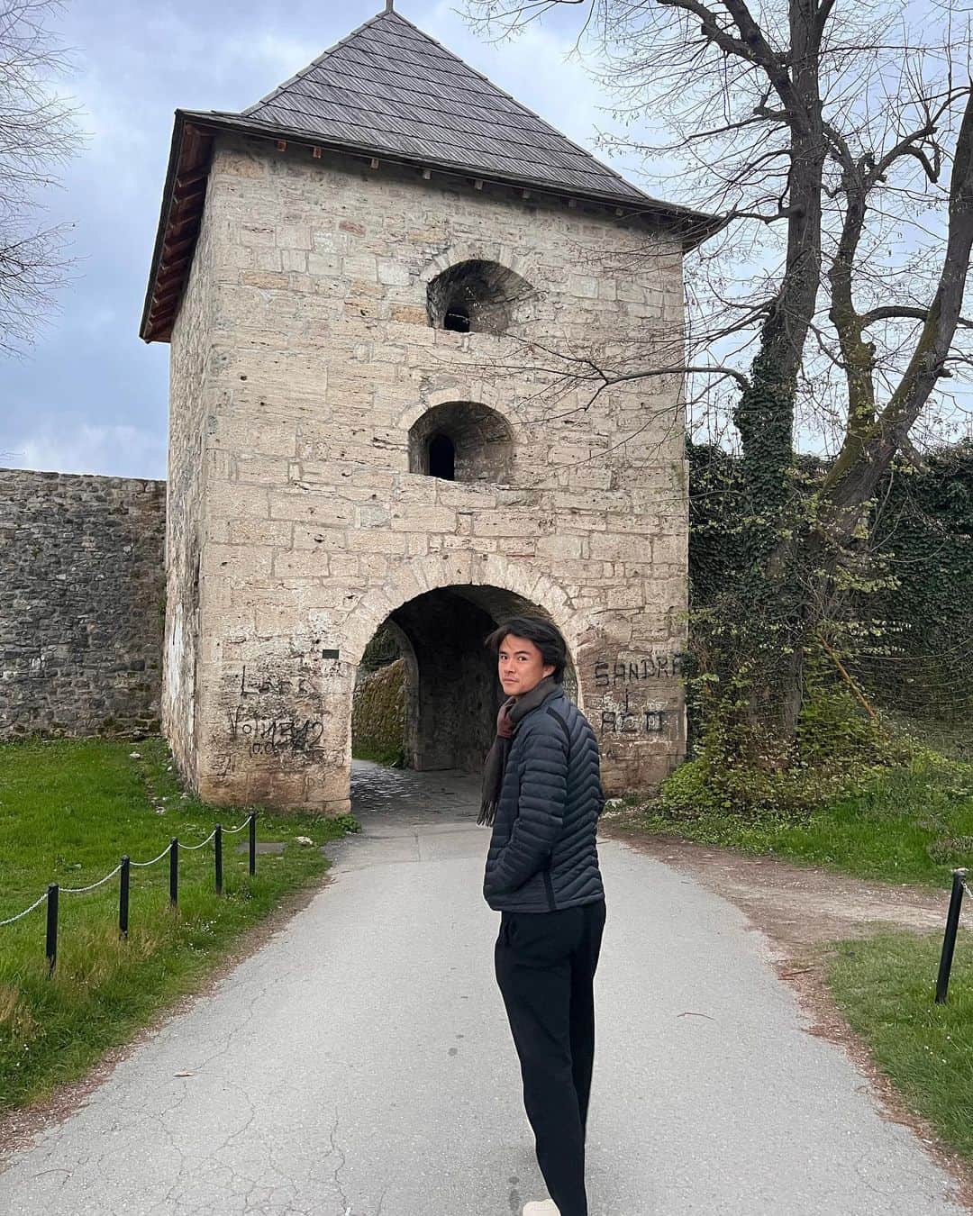 のインスタグラム：「For the first time in my life, I am in Banja Luka, Bosnia&Herzegovina. This is a country that has suffered a lot in the recent past and is often unrecognized. The Bosnian war just ended in 1995 and had the most casualties in all of the Yugoslav wars. It is a great honor to take part in one of the biggest international sporting events in the countries’ history. Hope our efforts on court can bring even the smallest amount of joy to the locals @srpskaopen   P.S. slide 5, they have the biggest food serving portions here 😳  初めてのBosnia&Herzegovina. ユーゴスラビア紛争の中でも1番死者の出た国でボスニアの戦いが終わったのは1995年。。今大会は国の歴史の中でも最大国際イベントに近いらしく少しでも経済やスポーツ発展に協力できるイベントに関わる事ができて光栄です。心も込めてベスト尽くします🙇　5枚目の写真はローカルのミックスグリル肉。ポーションデカすぎて完食できませんでした😳」