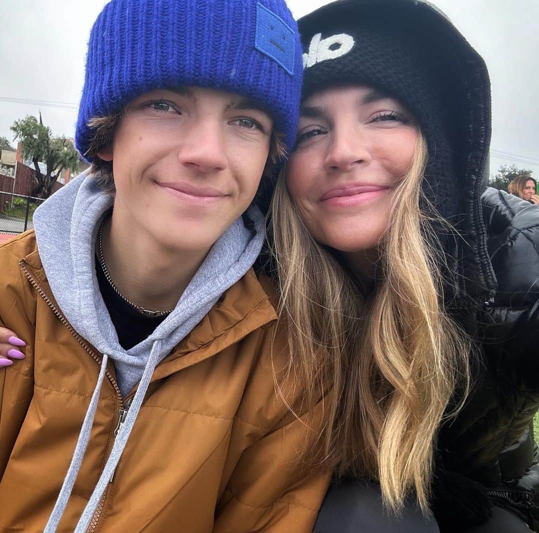 ジェシカ・シーバのインスタグラム：「I’ve been thinking a lot about what it means to be a woman and a mother in terms of community. About how mothering at it’s best is a collective experience, specifically when it comes to being able to share the weight of emotional burden. We can share meals and childcare, but it’s the hands on our heart when the hard stuff becomes debilitating that truly keep us going.  There’s layers here involving generational trauma, and the way our mothers were mothered by the women in their lives. How we carry the weight of our ancestor’s grief in our own cells.   For some of us, building trust in women is a complex place. I haven’t been great about being fully present for my mother friends (mostly because I’m barely afloat myself), but I’m also recognizing that it’s not a quantitative value. That listening to their worries and validating the complexity of raising emotionally whole humans is absolutely the keystone of keeping ten toes on the ground myself.   In its purest form, motherhood is community. It’s being gentle, uplifting, supportive and protective of our kids, our friend’s kids, the neighbor’s kids. But also being the safe place, the soft landing for our sisters. It’s a beautiful thing, and every day I am thankful for the women who hold my hand and share a loving space with me.」