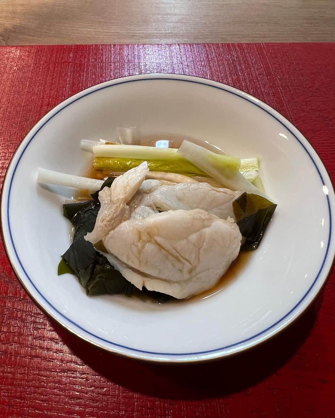 大河内志保さんのインスタグラム写真 - (大河内志保Instagram)「好きな日本料理屋さん 1日2組だけ 幻の食材や手間暇惜しまない、食材に 頼らない仕込み 毎回初めて知る技法やレア食材  滅多に出回らない牡蠣は長崎の小長井 身はしっかりと味わいは濃厚。 雲丹とジュレで カツオは濃厚かつ脂の乗ったスマカツオ 山の幸と海の幸、地味だけど一品一品普通ではない手法に感動します。 慈悲深い体に良い和食が最近体が欲してます。 お腹が弾けそうなくらい沢山出て来ます。 胡桃蕗のとう焼き豆腐も絶品でした。 クエ デザートも苺大福なども手作り。 リーズナブルで季節毎に訪れたいです。  #麻布十番グルメ #お川 #隠れ家和食」4月16日 4時33分 - okouchi_shiho