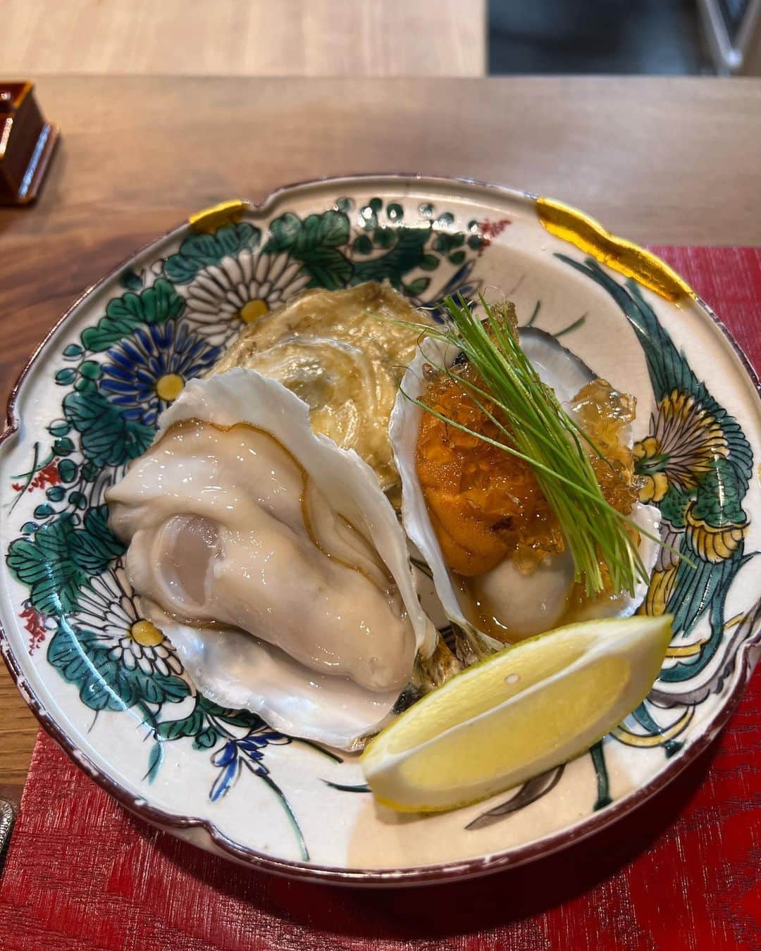 大河内志保のインスタグラム：「好きな日本料理屋さん 1日2組だけ 幻の食材や手間暇惜しまない、食材に 頼らない仕込み 毎回初めて知る技法やレア食材  滅多に出回らない牡蠣は長崎の小長井 身はしっかりと味わいは濃厚。 雲丹とジュレで カツオは濃厚かつ脂の乗ったスマカツオ 山の幸と海の幸、地味だけど一品一品普通ではない手法に感動します。 慈悲深い体に良い和食が最近体が欲してます。 お腹が弾けそうなくらい沢山出て来ます。 胡桃蕗のとう焼き豆腐も絶品でした。 クエ デザートも苺大福なども手作り。 リーズナブルで季節毎に訪れたいです。  #麻布十番グルメ #お川 #隠れ家和食」