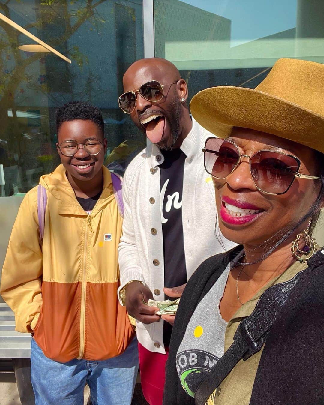 アリミ・バラードのインスタグラム：「It’s me Family. I’m the Drama. Daddy is THA DRAMA!!! 😁🤣🤓💫👊🏾😅  #CollegeBound #YeaaahSON #SoProudCantStandit」