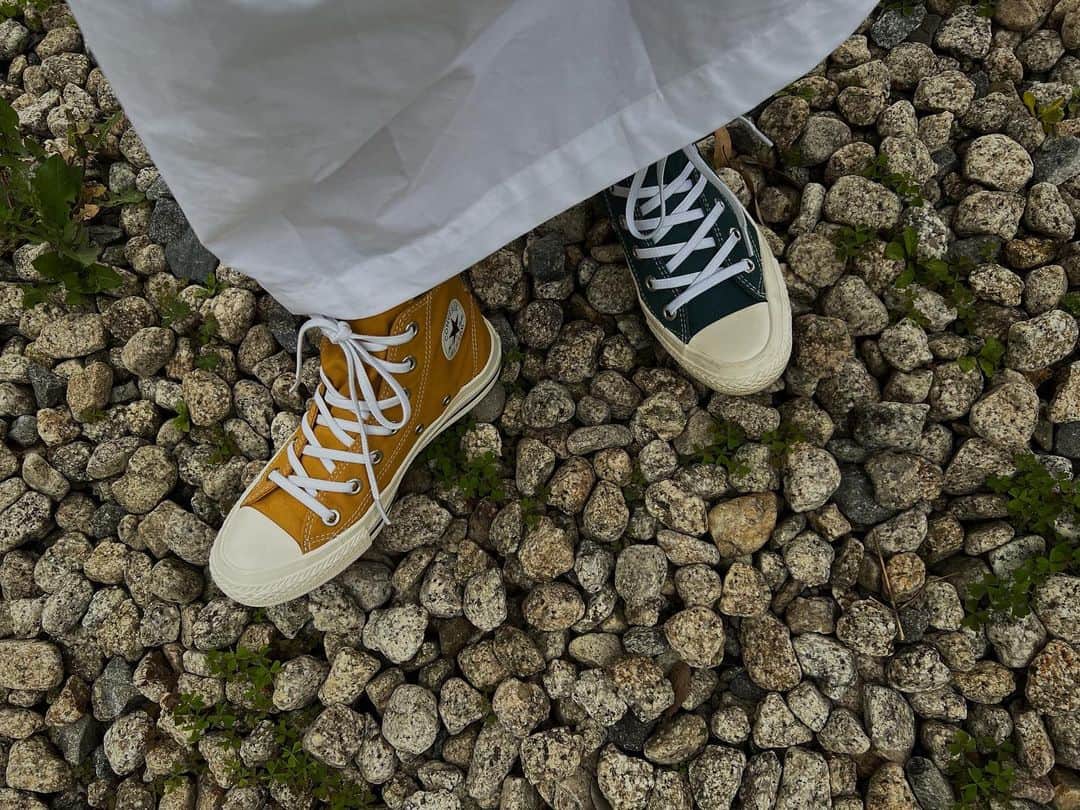 日下裕江のインスタグラム：「Converse allstar☆  左右色違いで履くのもかわいい♡⸝⸝⸝⸝  右☞マスタード 左☞ケリーグリーン  @converse  @converse_jp   #converse #converseallstar #コンバースハイカット #コンバースオールスター #コンバースオールスターハイカット #スニーカー #スニーカー女子 #スニーカーコーデ」