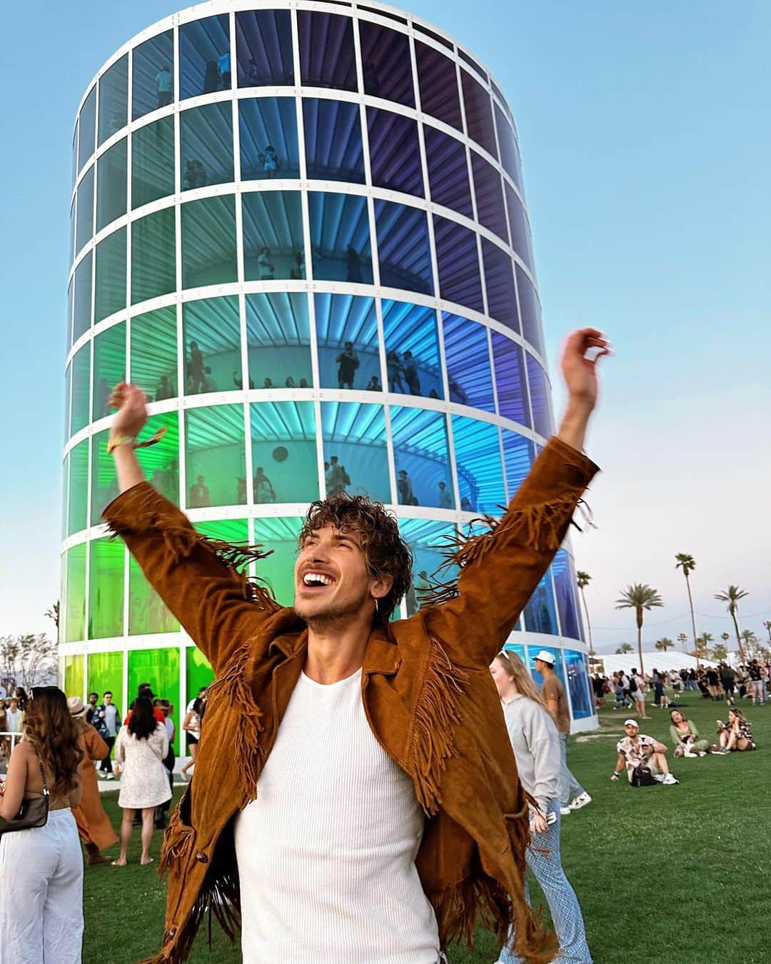 ジョーイ・グレーセッファのインスタグラム：「warning: don’t zoom in on the Coachella ferris wheel if you know what I mean 🫣👅🍭」