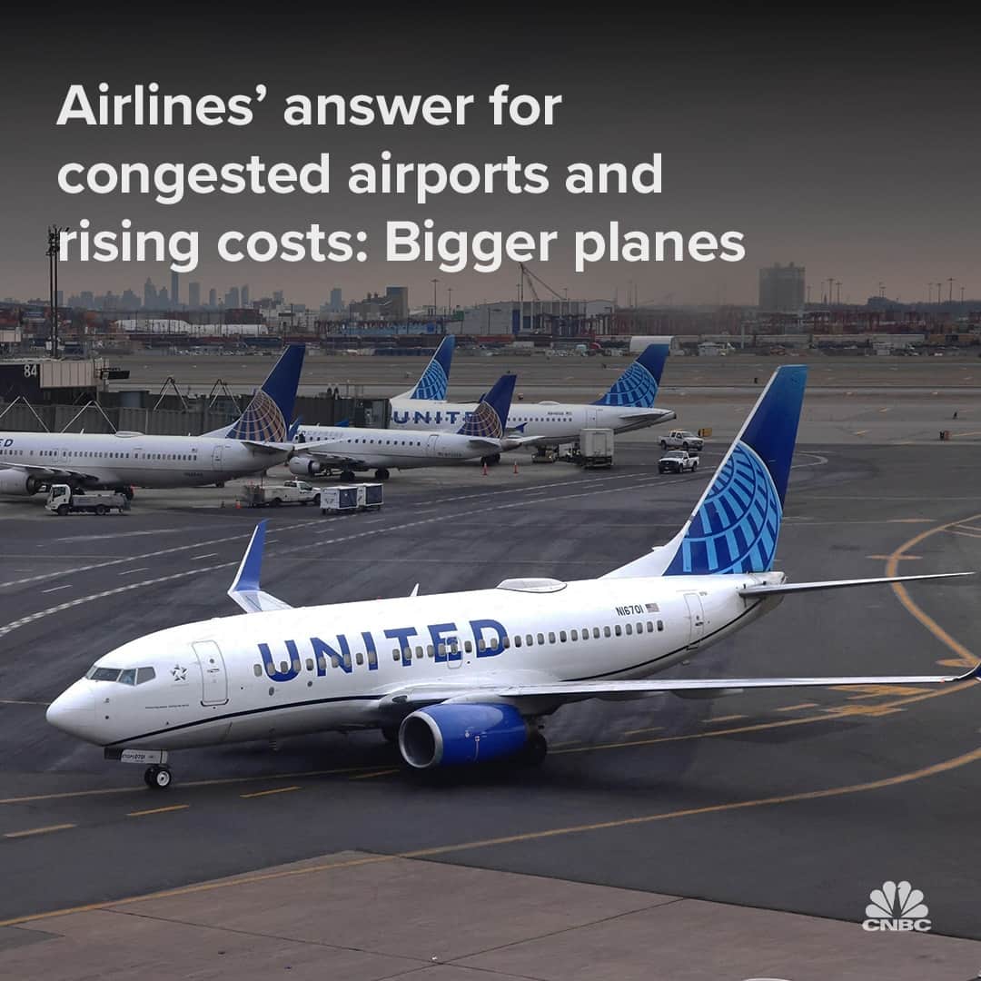 CNBCのインスタグラム：「Faced with congested airports, rising costs, a pilot shortage and a resurgence in travel demand, airlines are increasingly turning to the same remedy: bigger planes that fit more passengers.⁠ ⁠ Flights operated by the 11 largest U.S. airlines had an average of more than 153 seats on domestic flights last year, up from an average of nearly 141 seats in 2017, according to aviation data firm Cirium. In April, U.S. carriers have 0.6% more seats in their domestic schedules compared with the same month of 2019, despite operating 10.6% fewer flights.⁠ ⁠ The trend toward larger planes, part of a strategy known in the industry as “upgauging,” means airlines can sell more seats on each flight and make do with fewer planes, which are in short supply. ⁠ ⁠ See how the trend is expected to take on increased importance ahead of what is expected to be a busy spring and summer for travel – and see why airlines face limitations to how much they can upgauge – at the link in bio.」