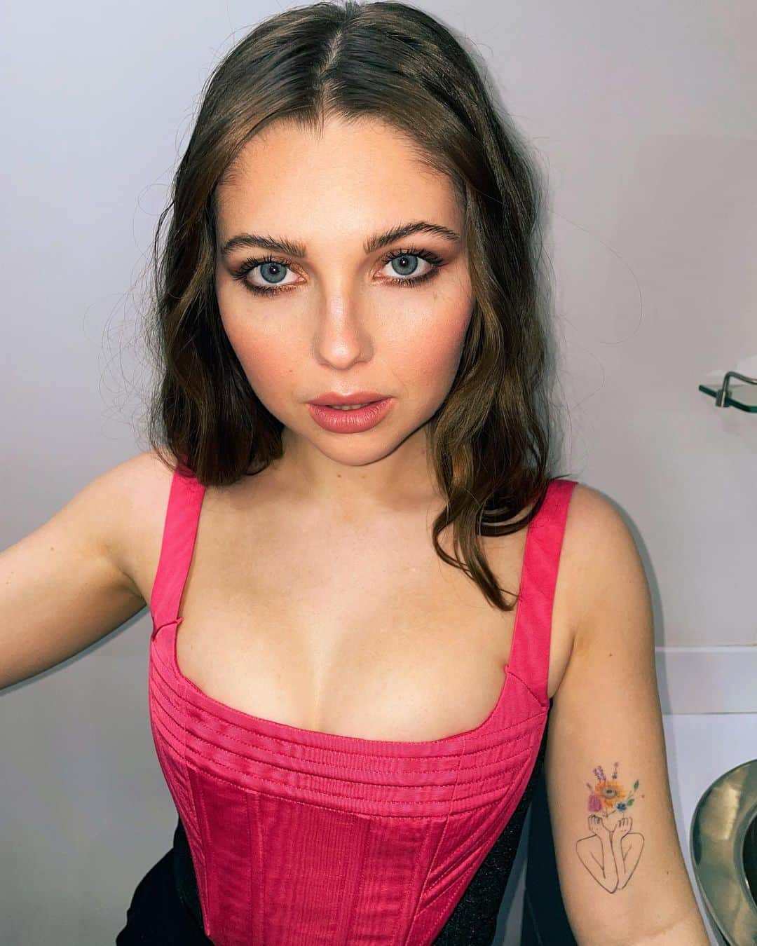 サミー・ハンラティのインスタグラム：「This weekend is brought to you by a bathroom photo shoot 😘」