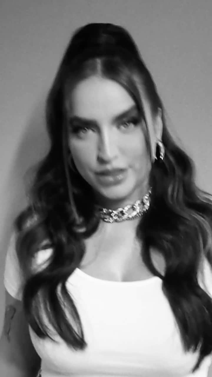 Bruna Unzuetaのインスタグラム：「Hoje comemoro meus 30 anos de vida e me acompanhando nessa missão não poderia faltar @avonbrasil , que me acompanhou nessa trajetória desde minha adolescência, me representando em tantas fases, e me ajudando a realçar minha beleza. Não teria surpresa maior do que ser homenageada com uma cor, com meu nome, na coleção JUNTAS, uma coleção feita por e para mulheres que exalta as diversas formas de expressão através da maquiagem e celebra a beleza de estarmos JUNTAS!」