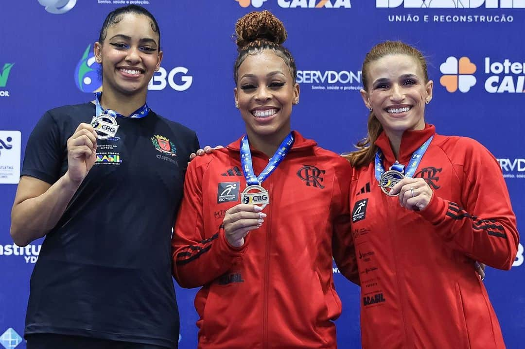 ジャジ・バルボサのインスタグラム：「Finalizando o primeiro dia de finais do Troféu Brasil aqui em Aracaju muito feliz e realizada!   Obrigada pelo carinho  • • • @timeflamengo  @flaginastica  @cbginastica  @cdafab」