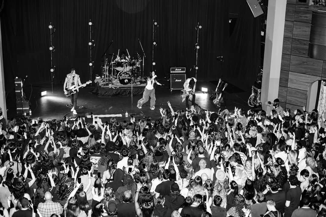 マギー・リンデマンのインスタグラム：「i cannot even begin to describe how grateful i feel to have been able to go on a headlining tour. i was scared to even go on this tour out of fear that has been instilled in me throughout my career. but we fuckin SOLD TF OUT. every single night i felt the love, you all are the best fans anyone could ever ask for, fr. you brought insane energy every single night. i would be absolutely nothing without u. i LOVE U.  to my team and band, you made this tour so stress free and smooth. y’all brought so much positivity every day, even at 7 in the morning. i would not have been able to put on this show without any of you. thank you for all the work and time you guys put in. i seriously am so grateful and love u guys.  thank you @morguemami for coming on tour with me and fuckin killing it every night. everyone loved you, including me, and the shows would not have been the same without u. can’t wait to see what you do next 🖤  i love you all, THANK U! australia we see u soon.」