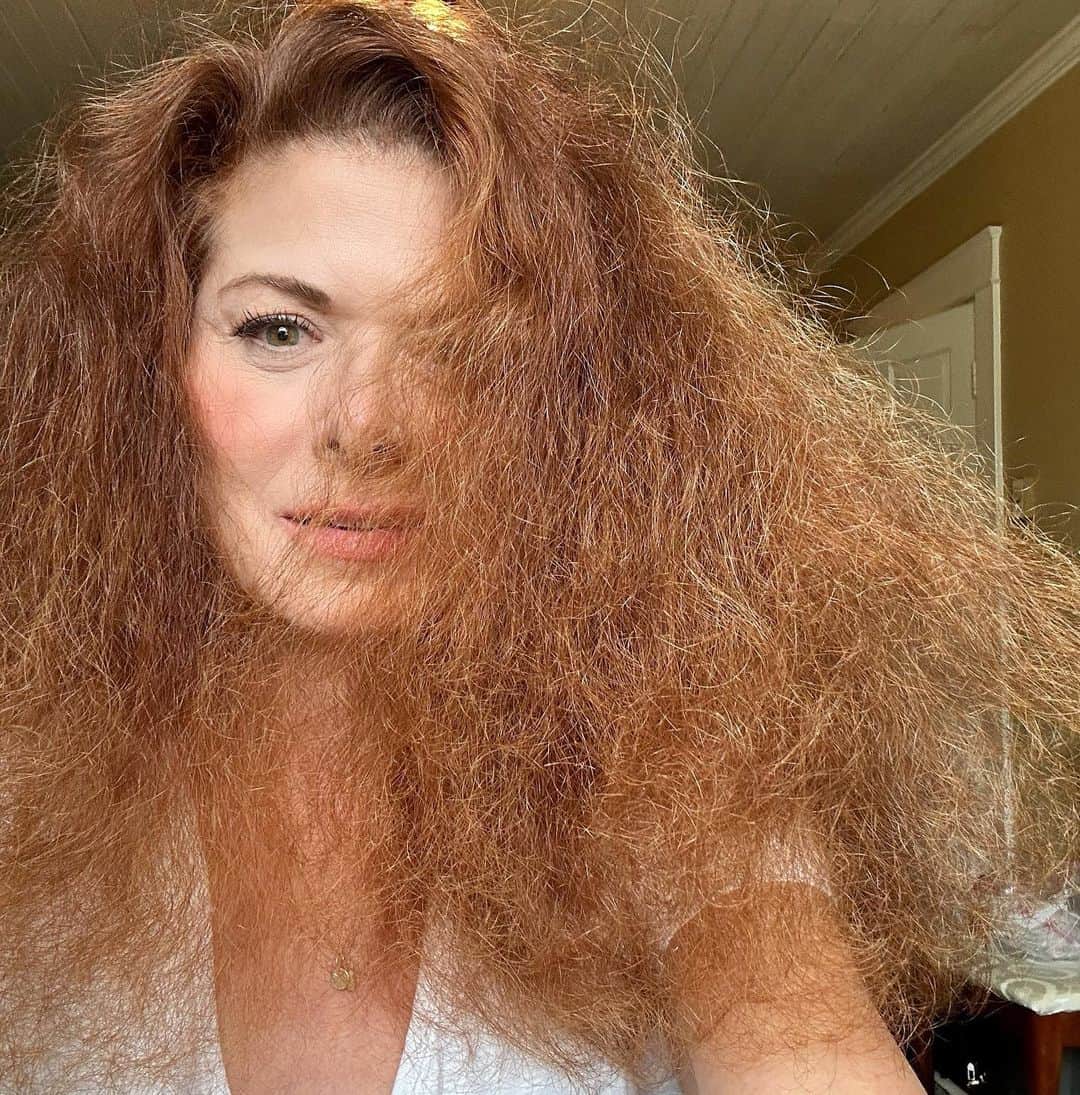 デブラ・メッシングさんのインスタグラム写真 - (デブラ・メッシングInstagram)「What happens when I brush out my hair.  #bighair #setlife #curlyhair」4月16日 5時34分 - therealdebramessing
