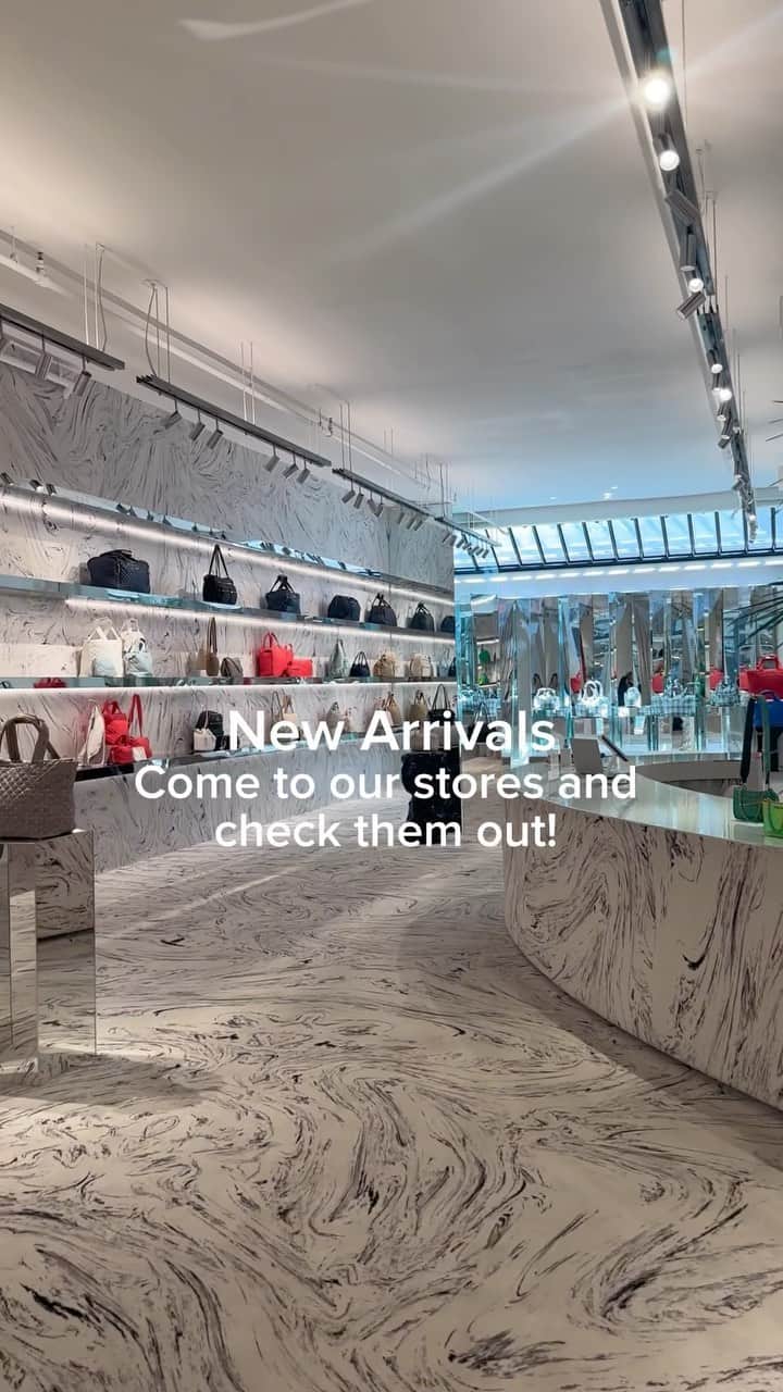 MZウォレスのインスタグラム：「Our new arrivals are on display at our NYC and Chicago stores, so stop by and get yours now.」