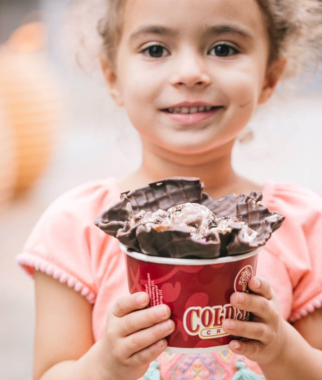 コールド・ストーン・クリーマリーのインスタグラム：「You’ll love our waffle cones a WAFFLE lot! 😍 Which way to waffle is your fav?  🍦 Plain Waffle Cones 🍫 Chocolate Dipped Waffle  Bowl 🌈Chocolate Dipped Waffle Cones coated with Rainbow Sprinkles」