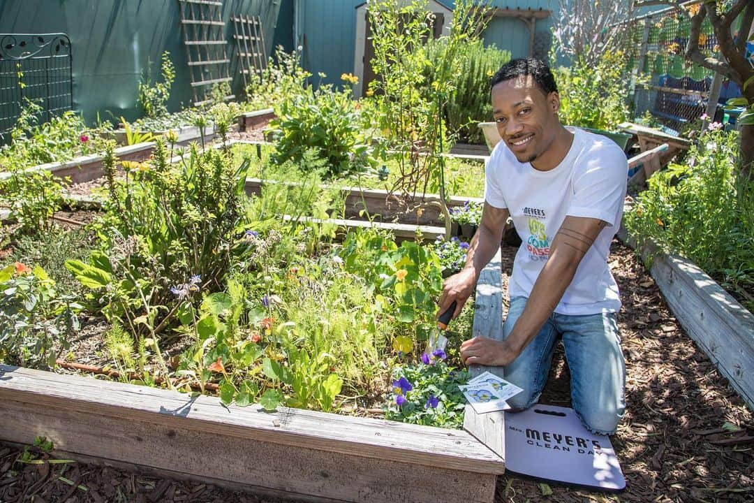 タイラージェームス・ウィリアムスのインスタグラム：「I’m excited to partner with @mrsmeyerscleanday on Lots of Compassion, a $1 million multi-year initiative to help turn vacant lots across the country into gardens that promote community growth. #ad   I believe every school, neighborhood and community should be able to benefit from people like my on-screen character Gregory – those who are willing to roll up their sleeves and put in the care to grow something greater for tomorrow. You can participate by purchasing Mrs. Meyer’s garden-inspired, Compassion Flower products. $1 from each Compassion Flower product sold on MrsMeyers.com and Grove.co (up to $200K annually) will help support community garden transformations over the next five years. Visit the link in my bio to learn more or share with someone who may benefit. #GrowCompassion #MrsMeyersPartner」