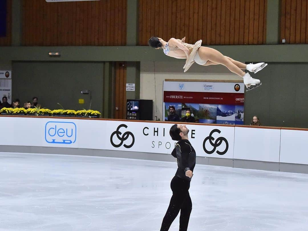 マキシム・デシャンさんのインスタグラム写真 - (マキシム・デシャンInstagram)「Quel saison ce fut! Nous venons tout juste de terminer notre dernière compétition de la saison avec le world team trophy. Nous sommes très contents de notre saison avec plus de rêves accomplis. Si nous avons réussi, c’est grâce à notre équipe d’entraîneurs qui sont là jour après jour, notre équipe de soutien également (physio, préparation physique, préparation mental) et bien sûr, le soutien de la famille et des amis. Un gros merci à vous tous qui avez été là à nous supporter.  Maintenant que la saison est terminé, nous sommes déjà en préparatif pour la saison prochaine. Nous avons de gros objectifs afin de nous surpasser encore plus.  La saison prochaine, nous allons avoir les championnats mondiaux à la maison à Montréal. Nous avons extrêmement hâte de pouvoir vivre cette expérience, et pour ceux qui se le demande, nous avons comme objectif, les olympiques de 2026.  Encore une fois, un gros merci à tous Et un gros merci à ma partenaire  @deannamsd622    @skate_canada @patinageqc @patinagesudouest @epjm_team @edeaskates @jackson.ultima @xpressionelite @sk8mixhugo  @isufigureskating @ekinoxphysioetbienetre  #jacksonfamily #edeaskates #edeafamily #figureskating  #vaudreuil #cparvaudreuil #isu  #grandprix #worldchampionships #wtt @angela_medea #montreal2024」4月16日 6時06分 - maximedeschamps