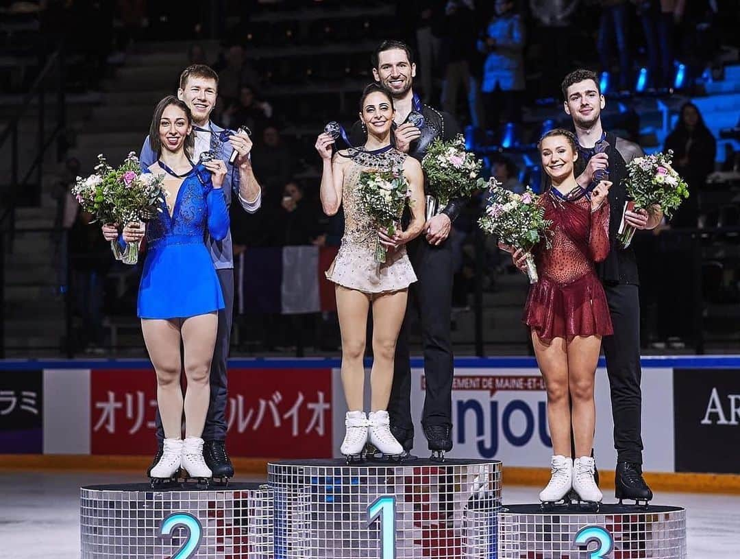 マキシム・デシャンさんのインスタグラム写真 - (マキシム・デシャンInstagram)「Quel saison ce fut! Nous venons tout juste de terminer notre dernière compétition de la saison avec le world team trophy. Nous sommes très contents de notre saison avec plus de rêves accomplis. Si nous avons réussi, c’est grâce à notre équipe d’entraîneurs qui sont là jour après jour, notre équipe de soutien également (physio, préparation physique, préparation mental) et bien sûr, le soutien de la famille et des amis. Un gros merci à vous tous qui avez été là à nous supporter.  Maintenant que la saison est terminé, nous sommes déjà en préparatif pour la saison prochaine. Nous avons de gros objectifs afin de nous surpasser encore plus.  La saison prochaine, nous allons avoir les championnats mondiaux à la maison à Montréal. Nous avons extrêmement hâte de pouvoir vivre cette expérience, et pour ceux qui se le demande, nous avons comme objectif, les olympiques de 2026.  Encore une fois, un gros merci à tous Et un gros merci à ma partenaire  @deannamsd622    @skate_canada @patinageqc @patinagesudouest @epjm_team @edeaskates @jackson.ultima @xpressionelite @sk8mixhugo  @isufigureskating @ekinoxphysioetbienetre  #jacksonfamily #edeaskates #edeafamily #figureskating  #vaudreuil #cparvaudreuil #isu  #grandprix #worldchampionships #wtt @angela_medea #montreal2024」4月16日 6時06分 - maximedeschamps