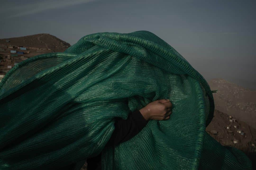 のインスタグラム：「Photos by @alessandro.cinque | After Cairo, Lima is the second largest city in the world built in a desert. In recent years, migration from rural Peru to Lima has increased significantly, and both water and financial resources are scarce. One solution: fog nets. Consisting of two poles that support a nylon net, the device can collect about 200 liters (53 gallons) of water a day. The project's founder is Abel Cruz (second image), who began work on the concept more than 20 years ago, when he left his home region of Cusco for an area of Lima where water was a luxury. According to Cruz, about 140 fog nets are installed throughout the city. He hopes his project could demonstrate how an artisanal method could help combat water shortages.  The images show residents working to install the nets; a woman watering her plants; and personnel from the Sedapal agency distributing water to a neighborhood. For more on the story, go to the link in bio. To see more of my work, follow me @alessandro.cinque.」