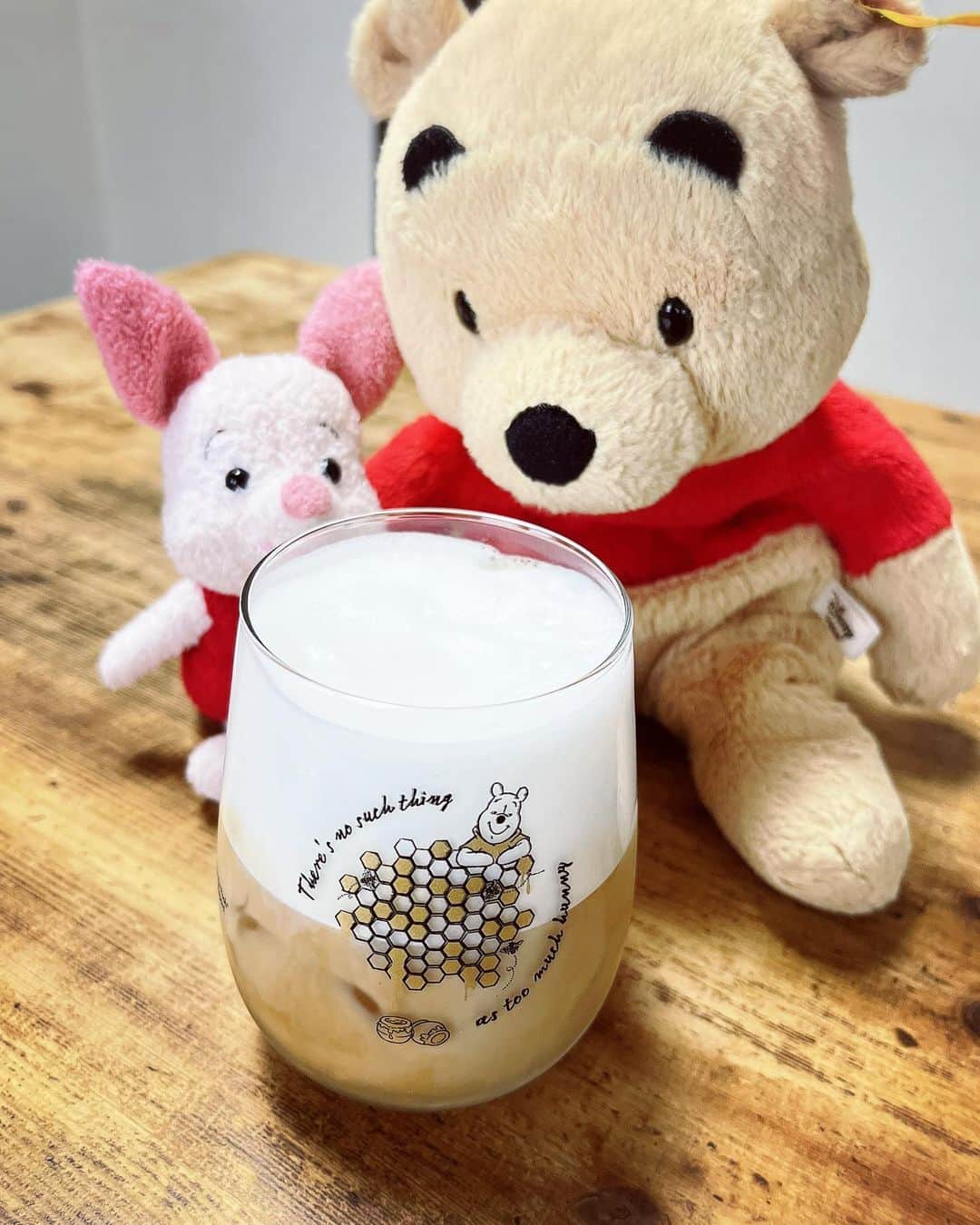 睦のインスタグラム：「DAISOで見つけた プーさんの ガラスのコップ🍯🧸🐝  これで、 200円とはっ！  可愛いすぎて、即ゲット✨  家で、 アイス・ラテ作って 楽しみましたぁ💕  暑くなって来たら、 麦茶にも ちょうどいいサイズです〜🍀  #daiso  #ダイソー  #piglet  #クマのプーさん  #くまのプーさん  #プーさん  #pooh  #winniethepooh  #シュタイフ  #poohpooh  #winniethepoohday  #poorbear  #グラス  #glass  #glasscup  #icedlatte  #steiff  #hunny  #ピグレット  #はちみつ  #プーさんグッズ  #ぬい撮り  #プーさん好きと繋がりたい  #lovot大好きな人と繋がりたい  #ディズニーリゾート好きと繋がりたい  #model  #モデル　 #睦」