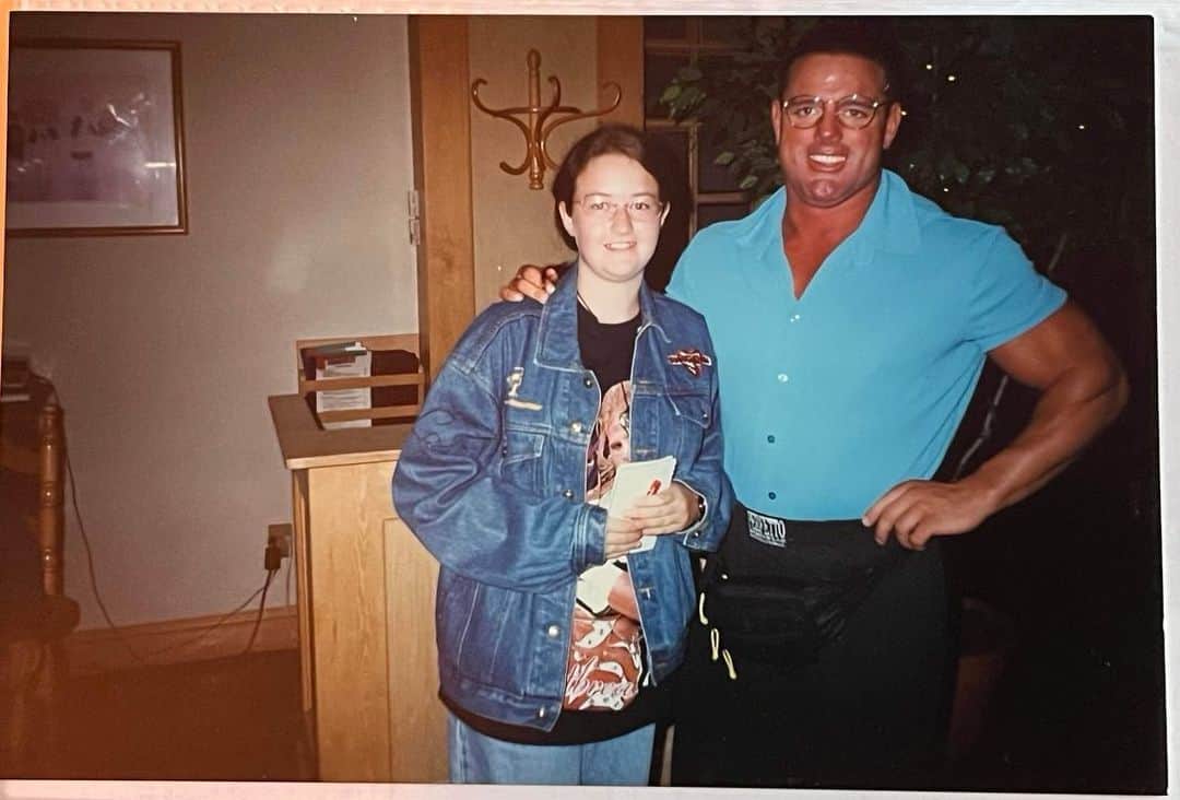 デイビーボーイ・スミス・ジュニアのインスタグラム：「Same @shelleybee83 same hotel, same exact spot, and same Smith DNA 🧬 🇬🇧💪 🐶 🇨🇦 🤼‍♂️ Simon Sydney Hotel Nova Scotia! This pic with Davey was taken in July 1997 🇨🇦 🦞 🌊」