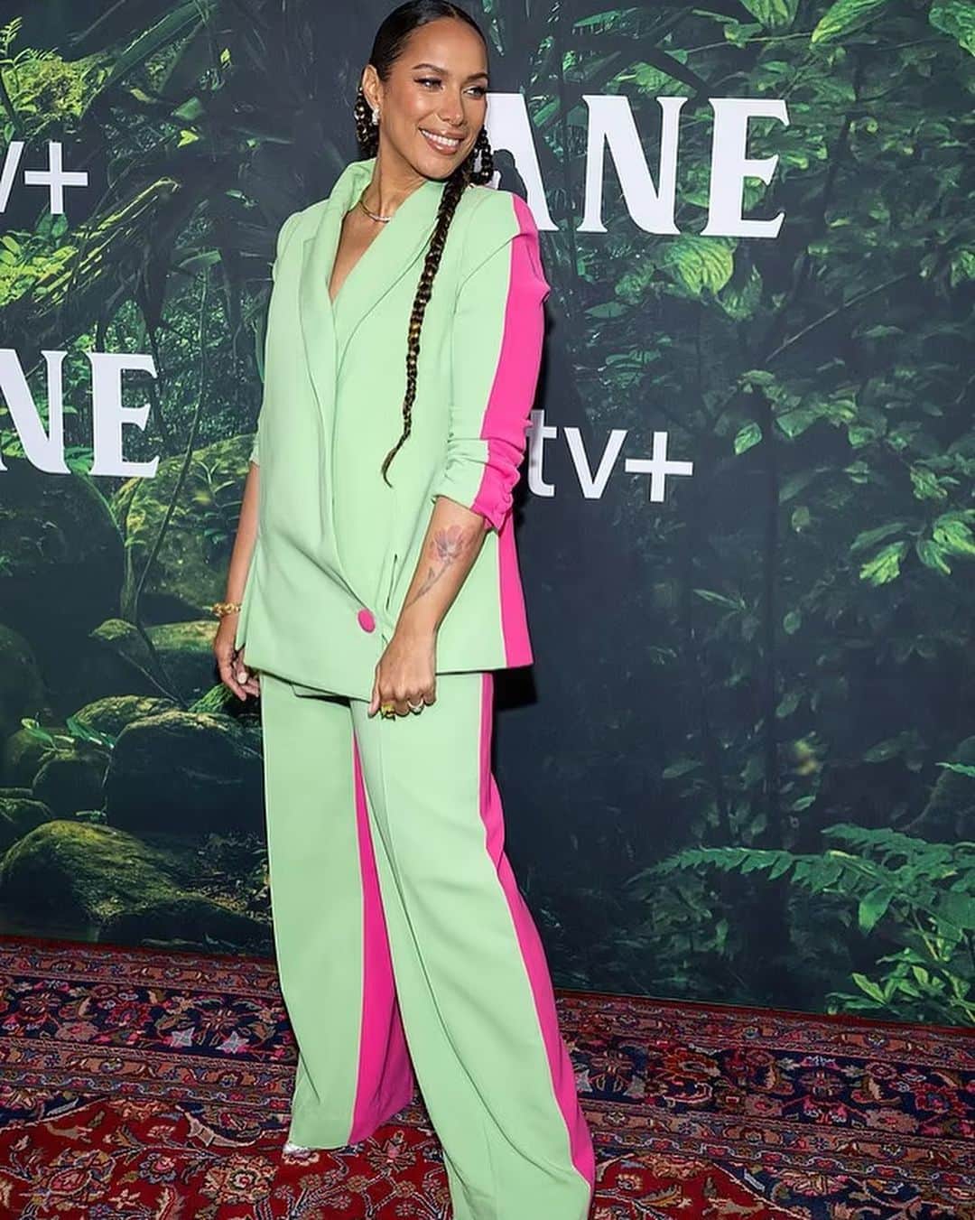 のインスタグラム：「Love being part of the #JANE family, singing the theme song for this amazing show was such a joy. So blessed to have my 2 passions, music & animal activism, come together 🙏🏽 and getting to meet a real life childhood hero @janegoodallinst has been a dream come true 🤍 cannot wait for you all to watch it! @appletvplus @jontherabbi @dianewarren」