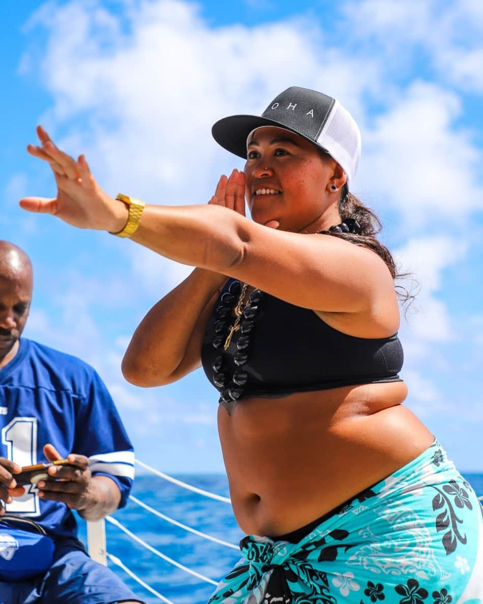 And Youのインスタグラム：「Did you know that the ancient Hawaiian art of hula dancing involves picking up limu (seaweed) off the ocean floor? The practitioners of hula must be skilled in the art of limu collecting, as the movement of the ocean and the strength of the waves can make it difficult to locate the limu. By picking up the seaweed, the hula dancer expresses the connection between the ocean and the people. Hula dancers also pick up various types of shells, shells of fish, and even coral to add to their performance. What a unique way to honor the ocean!  #huladancing #hawaii #honortheocean #hawaii #aloha #luckywelivealoha #oahu #oahutours #visithawaii #HawaiiActivities #islandsofaloha #greatlifehawaii #hawaiimilitary #hawaiivacation #livealoha #kamaaina #localdiscount #militarydiscount #DoMoreWithViator #oahuhawaii #dolphintour #andyoucreations #dolphinsandyou #honolulu #hula」