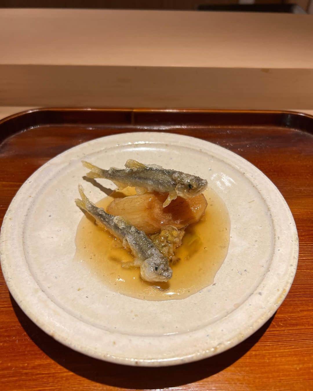 都築理沙さんのインスタグラム写真 - (都築理沙Instagram)「Friday date night in Japan♡  切ないほどに美味しかった🥹旬の筍をいただきにきました。  次は蟹の季節と河豚の季節に。  這ってでもフランスから参ります🫡✈️  #蓮三四七  近代稀に見る時差ボケで謎の徹夜明け😅」4月16日 6時36分 - tsuzurisa