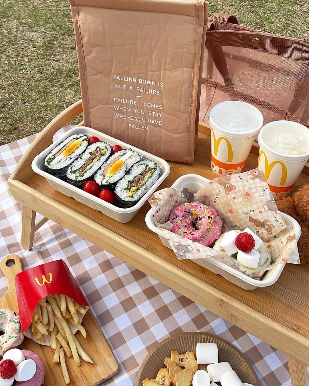 高萩千夏のインスタグラム：「ピクニック🍙🍩 次はガッツリお弁当とかやりたい！ 運動会みたいな！でっかいやつっ！  今年はもう3回ピクニックしてる、 夏までにあと何回できるかな😳💓  #ピクニック #ピクニック弁当 #ピクニックランチ #おしゃピク #お花見」