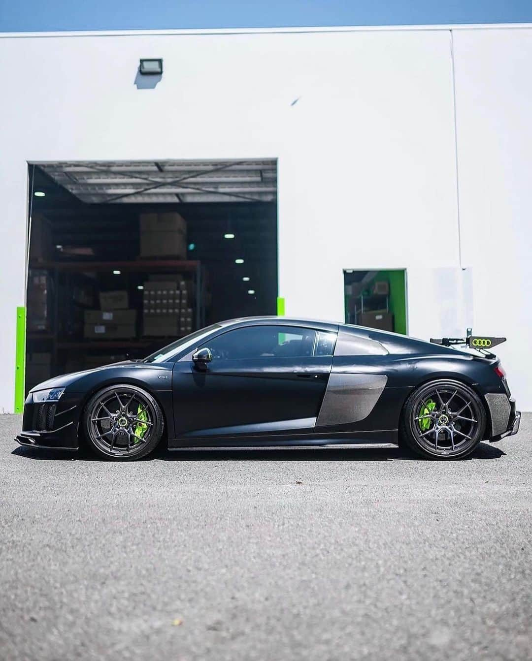 CARLiFESTYLEさんのインスタグラム写真 - (CARLiFESTYLEInstagram)「Audi R8 on @al13wheels #carlifestyle #AudiR8」4月16日 6時58分 - carlifestyle