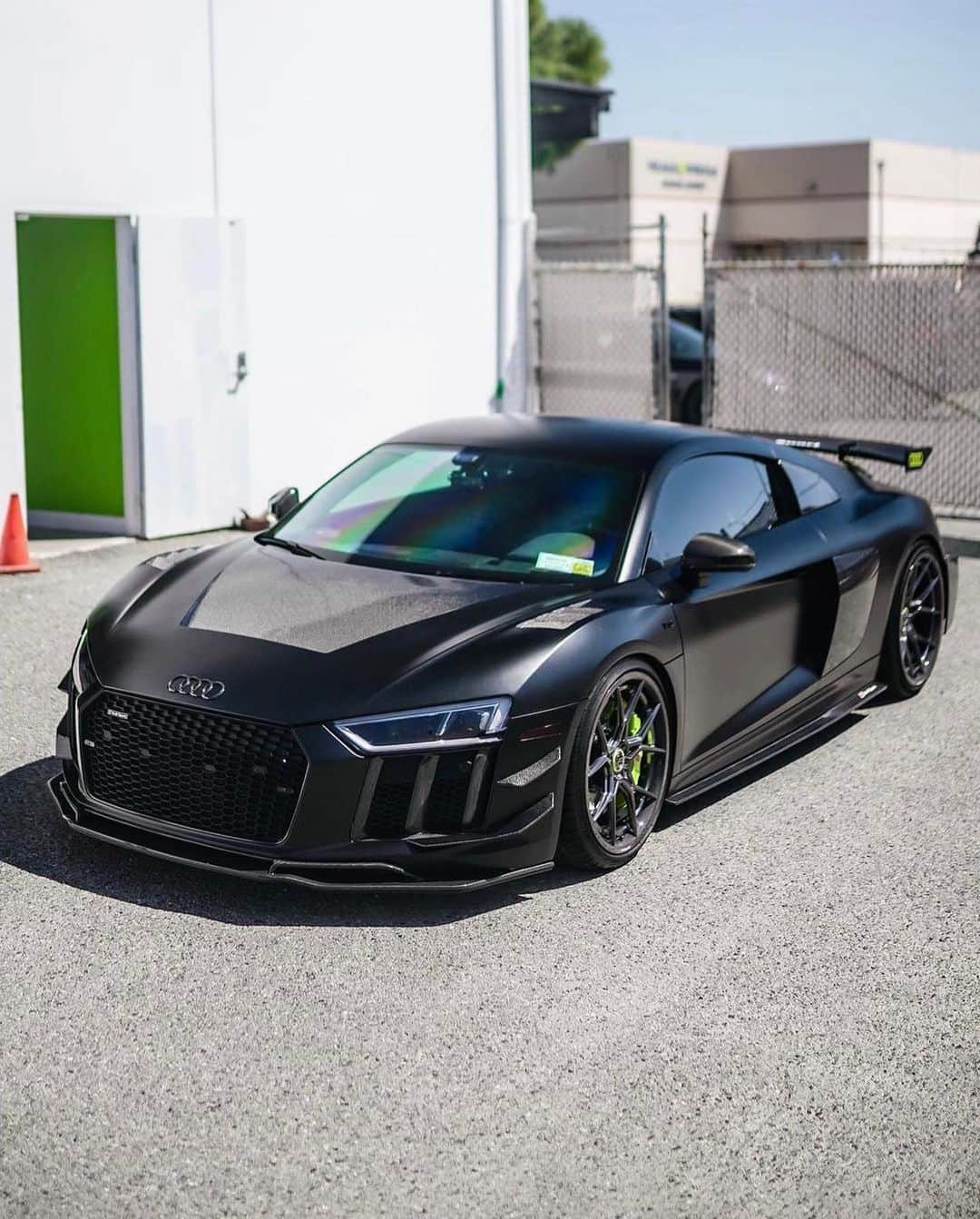 CARLiFESTYLEさんのインスタグラム写真 - (CARLiFESTYLEInstagram)「Audi R8 on @al13wheels #carlifestyle #AudiR8」4月16日 6時58分 - carlifestyle