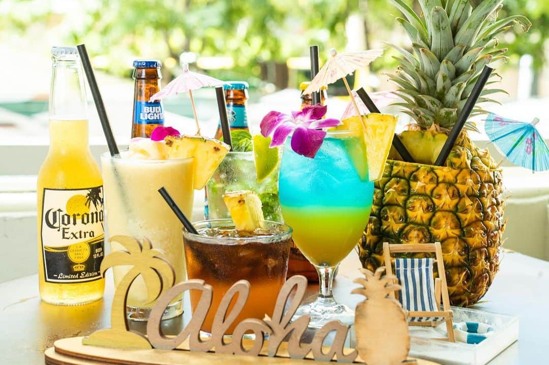 のインスタグラム：「Are you looking for a good spot for Happy Hour?  ＼ Our Happy Hour 4:00pm - 6:00pm even weekend! ／ We have variety drink options and reasonable prices of food menu.  <<Beer>> - Draft Beer $4.5 - Bud Light/ Corona/ Heineken $4 - Local beers $5  <<Cocktails>> - Mai Tai $8 - Blue Hawaii $8 -Mojito $8 - Gin Tonic $6 - Rum Coke $6  <<Wine >> - Sparking Wine $7 - Red/White $5 -Mimosa $8  <<Happy Hour Food >> - Edamame $5 - French Fries $6 - Spicy Picked Pineapple $6 - Spinach Salad $10 - BBQ Kalua Pork Nachos $16 and more…  Please join us our Happy Hour!!  WaikikiでHappy Hour menuのあるお店をお探しですか⁇Aloha Table Waikikiでは ＼ 毎日4:00pm~6:00pmまでHappy Hour 開催中／  ビールやワインはもちろん、マイタイ、ブルーハワイ等のハワイアントロピカルカクテルもハッピーアワープライスでお楽しめ頂けます⭐︎  是非お立ち寄りください。  >>>>>Aloha Table WAIKIKI <<<<< •-•-•-•-•BUSINESS HOUR•-•-•-•-• ☀️Lunch: 11:30-14:00 🍹Happy Hour: 16:00-18:00 🌙Dinner: 18:00-24:00(L.O 23:00) •-•-•-•-•-•-•-•-•-•-•-•-•-•-•-•-•-• 📞TEL: Call us now!!! 🚗PARKING: Hyatt Centric (4 hours validation) 📱ONLINE order: Uber Eats / TOAST / call us ⁡ ⌒⌒⌒⌒⌒⌒⌒⌒⌒⌒⌒⌒⌒⌒⌒⌒⌒⌒⌒  ⁡ #hawaii #alohatablewaikiki #waikiki #hawaiirestaurants #hawaiifoodie #waikikirestaurant #waikikilunch #hawaiianfoodwaikiki #waikikidinner #foodstagram #locomoco #garlicshrimp #veganlocomoco #waikikibar#waikikicocktails #Waikikikidsmeal #musteathawaii #waikikiburger #waikikihappyhourwaikiki  #zetton  #ハワイ  #アロハテーブル #ワイキキ #ロコモコ #ハワイ料理 #ハワイ旅行 #ハワイグルメ #ガーリックシュリンプ #ハッピーアワーワイキキ #ワイキキ子連れ旅行」