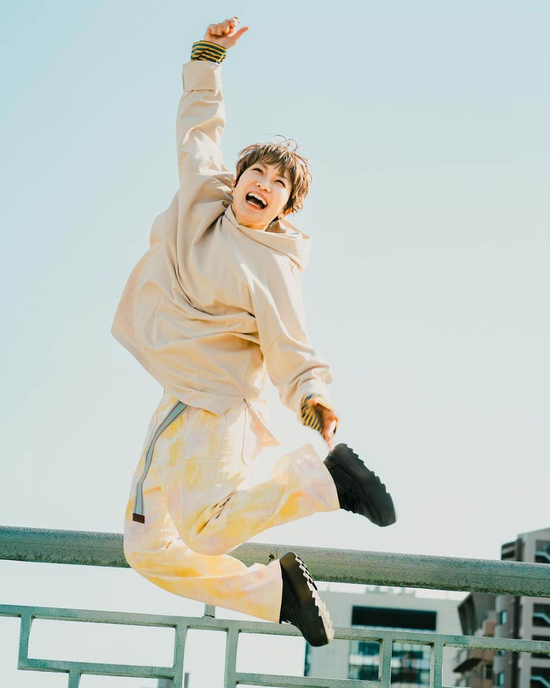 のインスタグラム：「本日40歳になりました🎉朝スマホ開くとLINEが26件入ってて、わーいと思って開けたら、近所の家でムカデが出て、誰か助けて〜！っていうご近所のグループLINEでした。そして、無事に事なきを得たようです。 おはようございます🌞健康第一！  photo by @weathershop   ※本日15時からYouTube生配信見てね https://www.youtube.com/live/6xNa1DnaKyM?feature=share  #福岡晃子 #accobin」