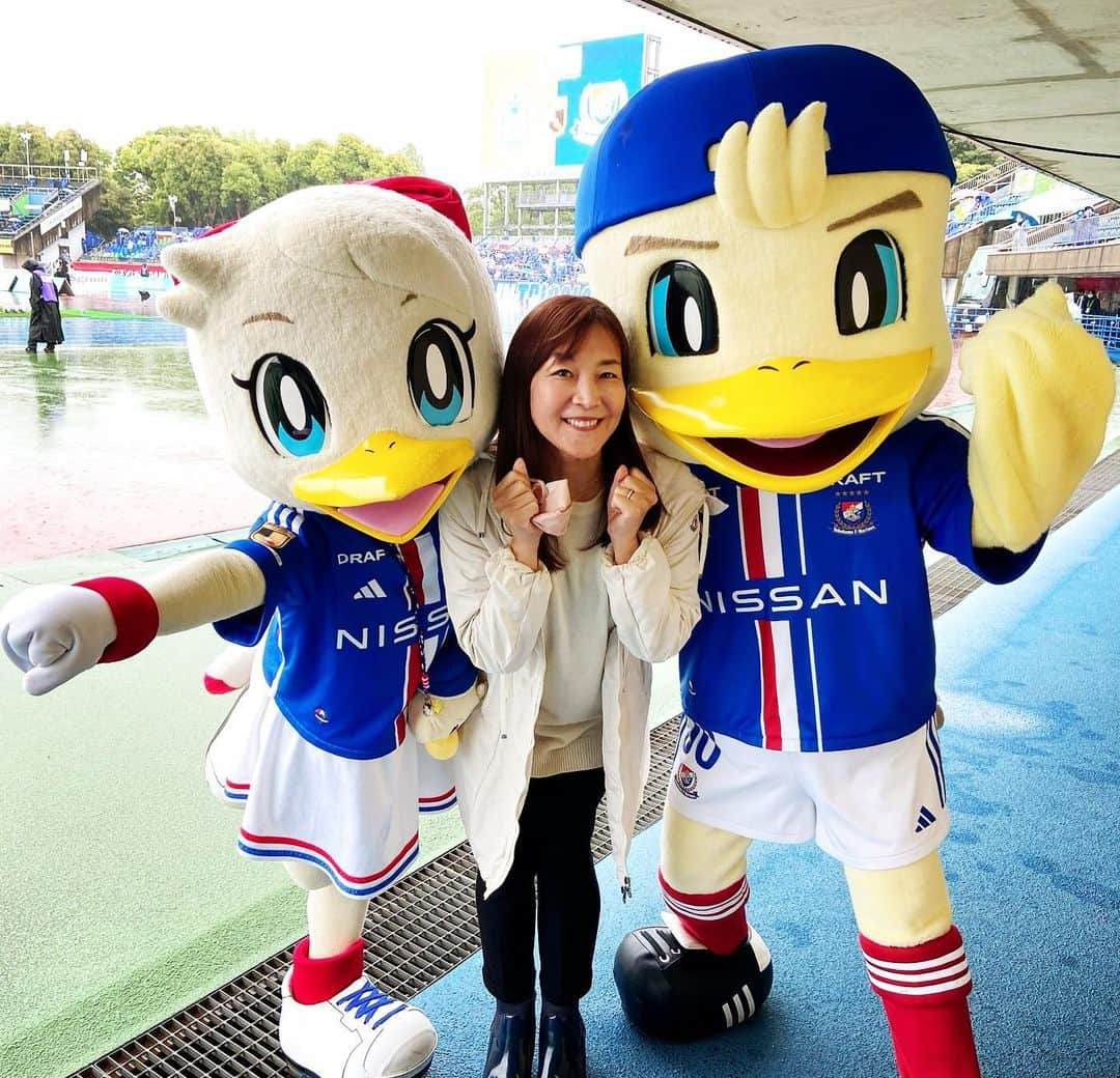 日々野真理のインスタグラム：「マリノスケとマリンちゃんと❤️  神奈川ダービーで、アウェイ、レモンガススタジアムに出張？お出かけしてた2人、可愛かったなぁ〜。もしかしたら、マリンちゃんは初めてのお出かけかな？❤️❤️  #Ｊリーグ #マスコット #横浜Fマリノス #fmarinos  #マリノスケ #マリンちゃん」