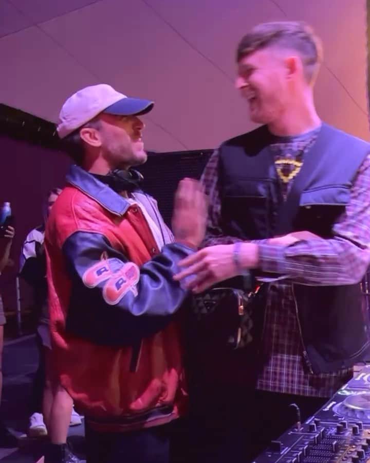 のインスタグラム：「Things we learned at Coachella:  1. James Blake is not only incredibly tall but lovely too.  2. You shouldn’t pee next to a strangers car…  3. We need more trapeze artists at our shows.  4. Jenny still got it 5. It should be mandatory to give the following act a cuddle before they come on… 🥹🇧🇷  Thanks to the @thedolab for having us, an incredible night! 📷: @paigge」