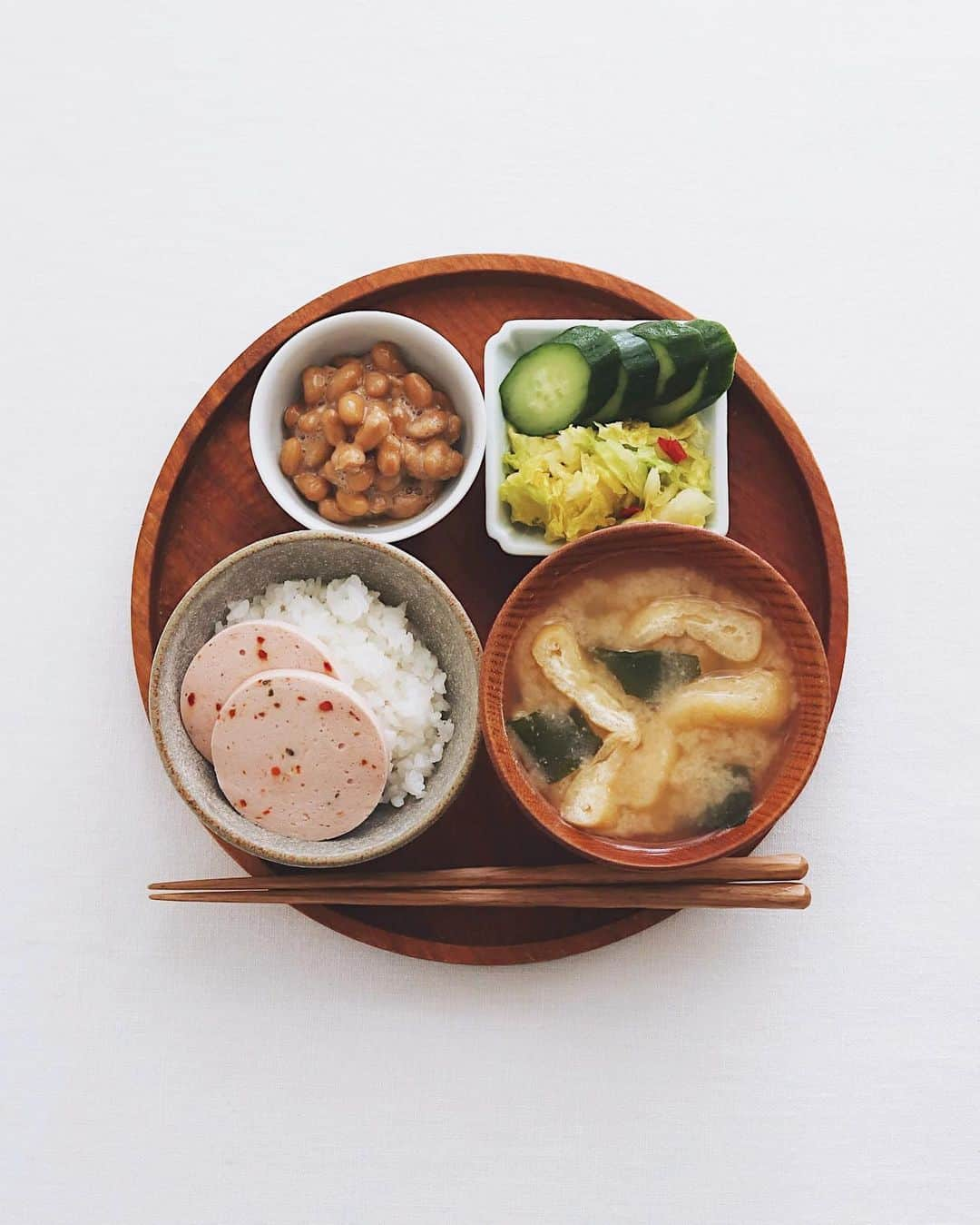 樋口正樹のインスタグラム：「Today's breakfast 🍚 . 今朝は炊き立てご飯に 残っていたハム２枚と、 ぬか漬けのきゅうりと、 春きゃべつの浅漬けと、 納豆、わかめの味噌汁。 . . . #朝ごはん #朝食 #浅漬け #ぬか漬け #納豆 #味噌汁 #japanesebreakfast」