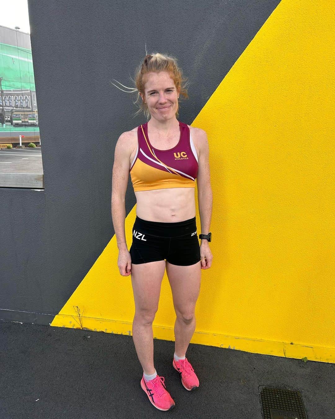 のインスタグラム：「Really disappointed to DNF at todays @christchurchmarathon 10km due to being sick.   Only the 2nd time in my 20 years of running I’ve had to pull out of a race and the last one was a mile in 2013 when I had glandular fever.   Woke up at 5.45am feeling unwell this morning after a really broken night with Azaliah (only had 3 hours sleep so was one of the worse for a while) and vomited in my warm up from the nausea.   I tried to remain positive but even though fitness wise I felt great, the nausea/ headache started to ramp up even more when I was running and I had to stop and vomit on the side of the road at around 2km in and then carried back on running and still felt sick before stopping to vomit even more at 3.3km where I chucked up so much I don’t think I had anything left in me. So I didn’t think I should carry on and had to walk back to the start 😔 So disappointing after feeling good in training lately and being so excited for this event.   I am however so proud of everyone else for racing so well though! Well done to my sister @rachelcottle93 for completing her first ever 10km race! Yay another runner in the family!  Hope to do another 10km race soon.  Edit: don't worry it was not a tummy bug or anything contagious. I do have a history of nausea (HG in pregnancy/ motion sickness/ nausea when I'm really tired etc) and it was just from the lack of sleep that I was sick so I knew I wasn't putting others at risk.」