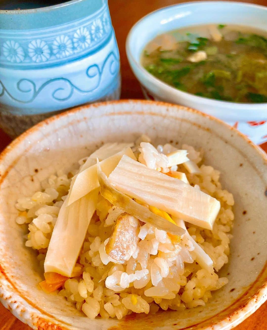 鎧塚俊彦さんのインスタグラム写真 - (鎧塚俊彦Instagram)「今朝は筍ご飯😊✌️。 昨晩は筍ご飯からしたら 「ギャー😱❗️おいら達ヤマメの土台💦💦」と気を悪くしているかも知れませんので今朝はじっくりシンプルに筍ご飯を堪能致しました。 お腹も気分も落ち着きましたので今日もお仕事頑張ります＼(^o^)／。 #toshiyoroizuka #トシヨロイヅカ　＃鎧塚俊彦　#筍ご飯　#朝食」4月16日 7時36分 - toshiyoroizuka