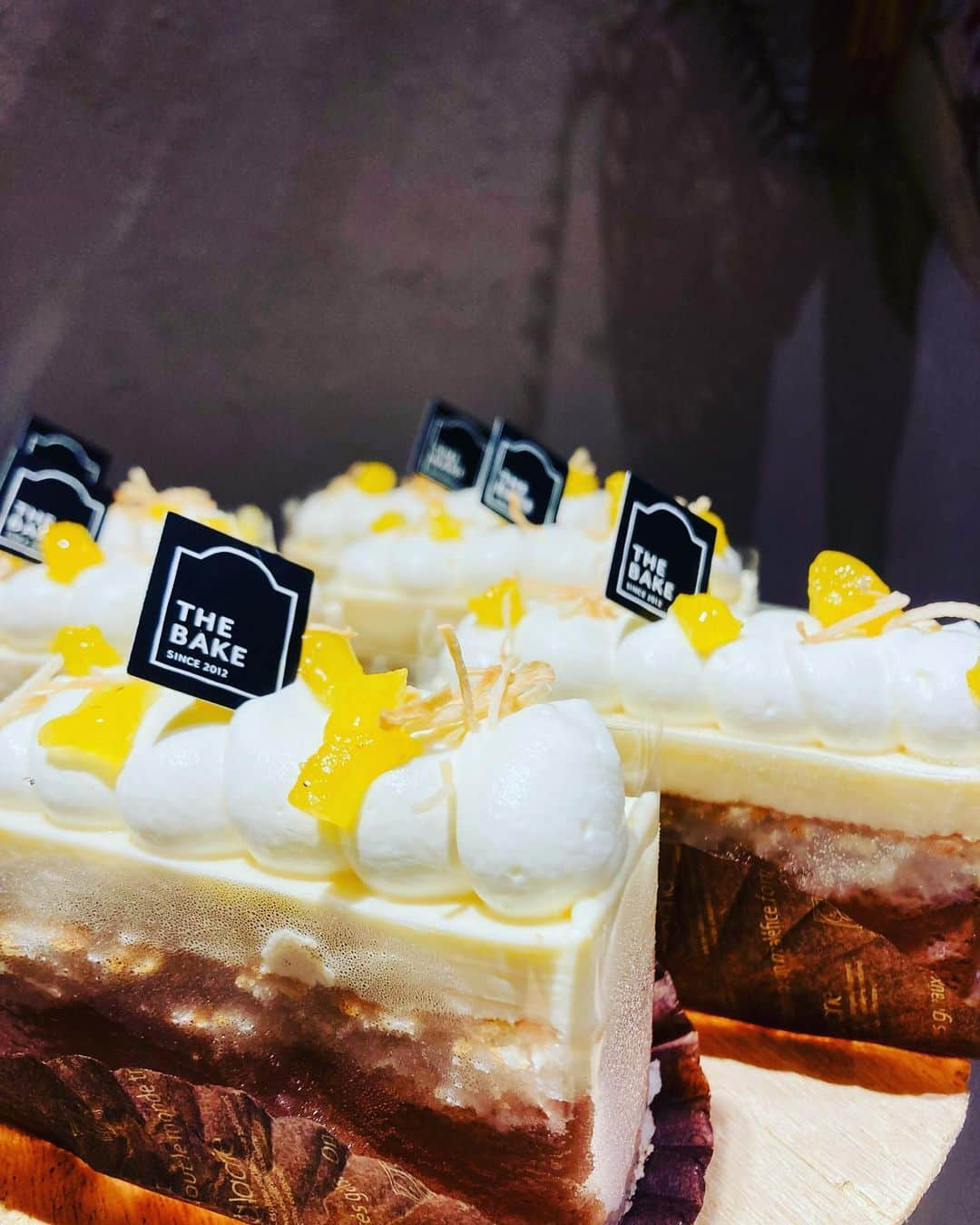 The Bakeさんのインスタグラム写真 - (The BakeInstagram)「🍍Coco caramel🍍  -Gluten Free - ココナッツダコワーズ生地 キャラメルショコラクリーム ココナッツホワイトチョコクリーム 生クリームとパイナップルコンフィチュール  洋菓子のグルテンフリーは意外と簡単 卵なしは中々難しいな〜🥲  #thebake #pinapple #coconut #caramel #chocolate #summer」4月16日 7時52分 - the_bake1121