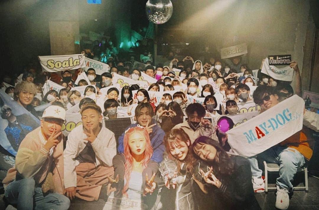 Soalaのインスタグラム：「2023.4.15 Soala主催LIVE 【COORDINATE!! vol.1】にご来場頂いた皆様 本当にありがとうございました!!😭❤️‍🔥  そして出演してくださったアーティストの皆様 ありがとうございました！！ 最高に素敵なステージすぎました！🥹❤️‍🔥 先輩方の音楽で私自身日々すごく力を貰っていて沢山刺激をもらっているからこそ 今回Soalaの主催LIVEに出演して頂けたこと心から光栄でした…😭 改めて本当にありがとうございました!!  初の対バン主催で本当に沢山の方々が足を運んでくださって、皆様のおかげで チケットも"完売"致しまして 本当にありがとうございました😭❤️‍🔥 各アーティスト様の沢山のファンの皆様にもSoalaの音楽を届けることが出来て すごく貴重なLIVEになりました🥲 初めてSoalaのLIVEを見てくださった皆様にも何か私の気持ちが届いてくれていたらすごく嬉しいです…😭 そしていつも駆けつけてくれるそあらぶも 遠方から駆けつけてくれたそあらぶも 初めてLIVEに来てくれたそあらぶも みんな本当に本当にありがとう…😭🩵 楽しんでもらえたかな？👀 ギリギリまで緊張しててintro流れてる時にピアスも落っこちちゃって急いでつけたりしてて出番前もドタバタしてたけど(ステージ上でも落っこちたけど笑)ステージ立った瞬間みんなのお顔見たら緊張がほどけて心がすごくほっとしたしすごく優しいあたたかい空間でした😭❤️‍🔥 やっぱりそあらぶ最強だなって大好きだなって愛おしいなって尊いなって もう大好きが溢れすぎてました🥹 本当にありがとう…😭  今年になってSoalaの音楽がTikTokだったりYouTubeだったりインスタだったりで 少しづつ広まってくれているのを実感して… 皆様が沢山聴いてくださっているおかげで "音楽1本"で生活出来るようになりました🥹 まだまだ未熟者な私ですが "Soalaちゃんの曲めっちゃ聞いてます！" と言っていただける方が急激に増えてくれたり、Soalaちゃんですか？"と街で声をかけてくれる方がいてくれてて 正直自分でもびっくりしてます🥹 とても嬉しすぎる事です…🥲 そんな中で悩む事も増えて SNSで音楽を沢山聴いて頂けてても 直接私の音楽を聴きに来てくれるとは限らなくて。 そこが自分にとって悔しい部分です。 どうしたらLIVEに足を運んでもらえるか…を ずっと考えてて。 自分が外に出て直接歌を聴いてもらってLIVEに足を運んで頂けるように"路上LIVE"を定期的にしたり、SoalaのステージのLIVEがどんなものなのか気になってもらえるようにSNS配信をしたり…何が正解か自分でも分からないけど 今は自分なりにがむしゃらにSoalaの音楽を 発信し続ける事が大事だと思っております！  やっぱり自分の想いを1番に発信出来るのは 生のLIVEでしかなくて 音源とはまた違う生の声を 路上では味わえないステージでしか出せない 雰囲気をパワーを 直接来てくださっている皆様に 届けられるからこそその日にしか出せない 感情がすごく出てきます。 だからこそ"LIVEに来てもらいたい!!😭"という 気持ちがめちゃくちゃにでかいです!!😭  色々試行錯誤しながらですが自分が出来ることを練って行動してこれから何百人何千人何万人ものお客様にSoalaの音楽をSoalaの想いを届けられるようになりたいと今日のLIVEでまた強く思いました。  初めての対バン主催を開催してみて 自分1人じゃ補えない部分が沢山あって… 沢山反省点もありました。 1人バタバタしてる中ご協力してくださった 皆様支えてくださったアーティストの皆様 関わってくださった全ての方々に 感謝の気持ちでいっぱいです😭 本当にありがとうございました😭 この日学んだ事を次に活かして 皆様が心地よく帰って頂ける LIVEを作っていきます！🥹❤️‍🔥🙇🏻‍♀️  そしてアーティストとして もっともっとパワーアップして でっかくなってみせます！！！😭😭😭  そして本日、4/16に 9th Single【Darling feat.maho(Chego)】がリリースされました‼️🩷 大好きなまほりんと一緒に作った激カワな楽曲 是非聴いてください!!👗💞  改めて、Soala主催【COORDINATE!! vol.1】 本当にありがとうございました!!❤️‍🔥  またいつか必ず…🤝」