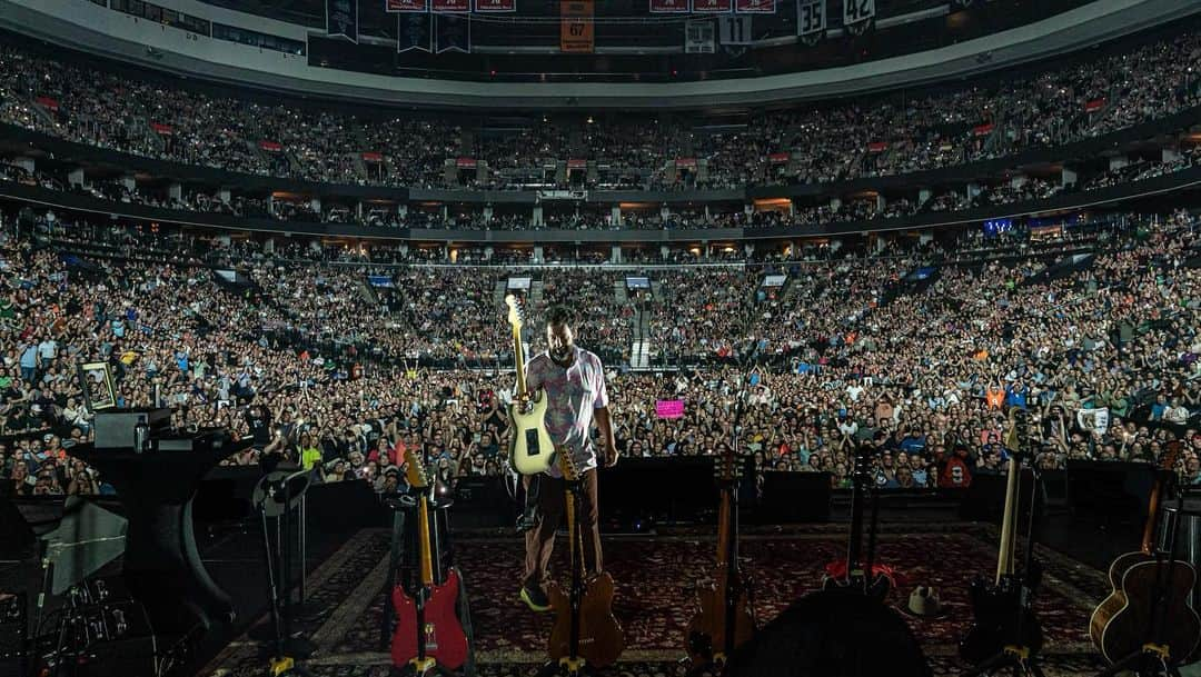 アダム・サンドラーさんのインスタグラム写真 - (アダム・サンドラーInstagram)「Philly! What a nice welcome back. Beautiful night. Beautiful people. Saw you all at the Sixers game on tv today. Congratulations. @wellsfargocenter」4月16日 8時09分 - adamsandler