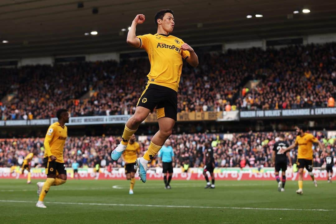 ファン・ヒチャンさんのインスタグラム写真 - (ファン・ヒチャンInstagram)「Today I must say I am so proud of my 50th @premierleague match with @wolves🐺 and especially with my ⚽️  Thanks to all of fans for amazing support at home 🔥  항상 꿈꾸던 프리미어리그에서 오늘 50번째 경기를 뛰었습니다! 50번째 경기에서 팀 승리와 함께 골을 넣게 되어서 너무 기쁘고 더욱 의미있는 경기였습니다  항상 많은 응원 보내주셔서 감사합니다❤️‍🔥」4月16日 8時06分 - hwangheechan