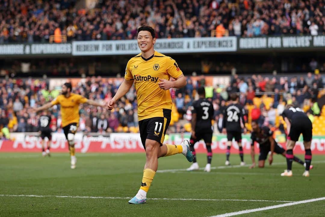 ファン・ヒチャンさんのインスタグラム写真 - (ファン・ヒチャンInstagram)「Today I must say I am so proud of my 50th @premierleague match with @wolves🐺 and especially with my ⚽️  Thanks to all of fans for amazing support at home 🔥  항상 꿈꾸던 프리미어리그에서 오늘 50번째 경기를 뛰었습니다! 50번째 경기에서 팀 승리와 함께 골을 넣게 되어서 너무 기쁘고 더욱 의미있는 경기였습니다  항상 많은 응원 보내주셔서 감사합니다❤️‍🔥」4月16日 8時06分 - hwangheechan