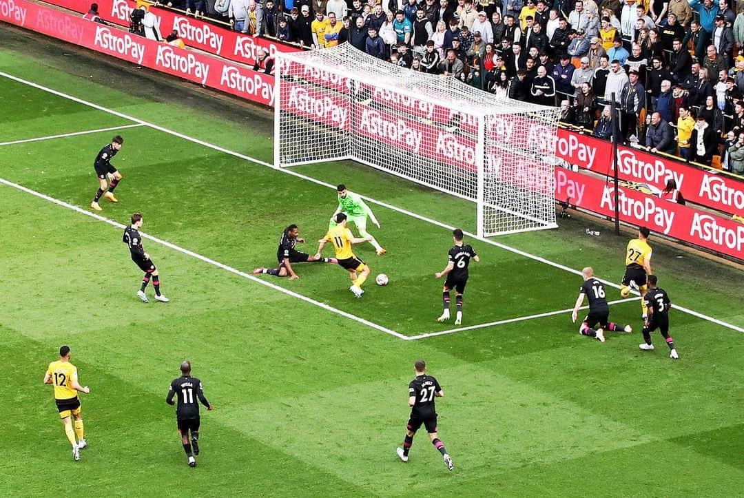 ファン・ヒチャンさんのインスタグラム写真 - (ファン・ヒチャンInstagram)「Today I must say I am so proud of my 50th @premierleague match with @wolves🐺 and especially with my ⚽️  Thanks to all of fans for amazing support at home 🔥  항상 꿈꾸던 프리미어리그에서 오늘 50번째 경기를 뛰었습니다! 50번째 경기에서 팀 승리와 함께 골을 넣게 되어서 너무 기쁘고 더욱 의미있는 경기였습니다  항상 많은 응원 보내주셔서 감사합니다❤️‍🔥」4月16日 8時06分 - hwangheechan