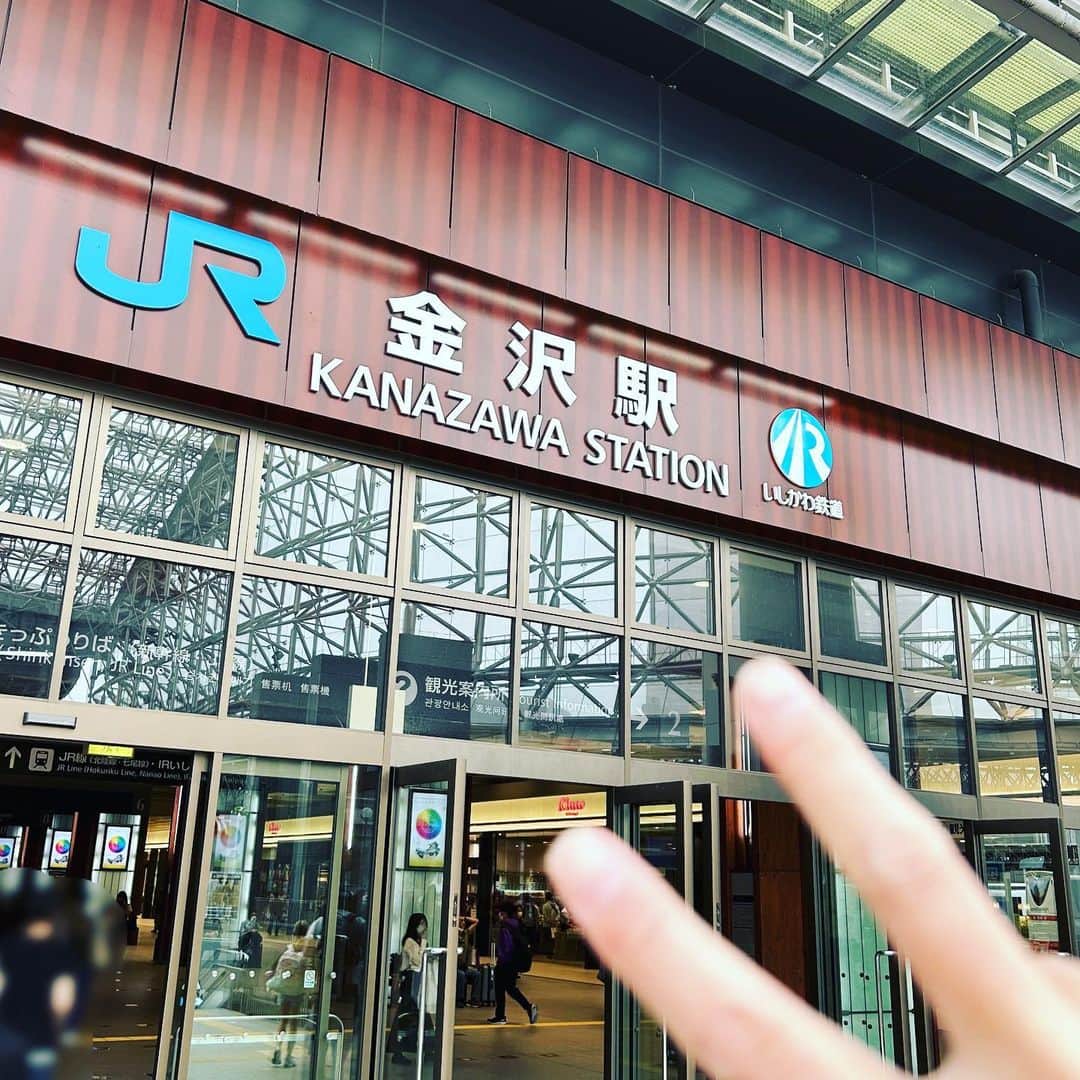 本城聡章さんのインスタグラム写真 - (本城聡章Instagram)「昨夜は弾き語り@金沢🎸🎙ご来場いただきました皆さんありがとうございました♪ライオン、虎、犬、黒豹、木彫りの熊…と、文字で並べてみると僕はいったい何処で何をしてきたのでしょう？w 楽しい夜でした😉 #ThankYou #金沢 #Kanazawa #gateblack  何度目かの金沢ですが、駅構内に様々な伝統工芸が展示されている事を今回初めて知って改めてゆっくり見てみました。訪れる度に新しい発見のある旅いいですね👍ハントンライスも美味しかった😋  #橘高文彦 #FumihikoKitsutaka  #本城聡章 #ToshiakiHonjo  #DreamOnGuitars #FumihikoKitsutakaToshiakiHonjoAcousticSessions #弾き語り #筋肉少女帯 #筋少 #KingShow #Daddario #ダダリオ #kyoritsucorporation #Takamine #タカミネ #expro #iPicks #MusicWorks」4月16日 8時06分 - honjo