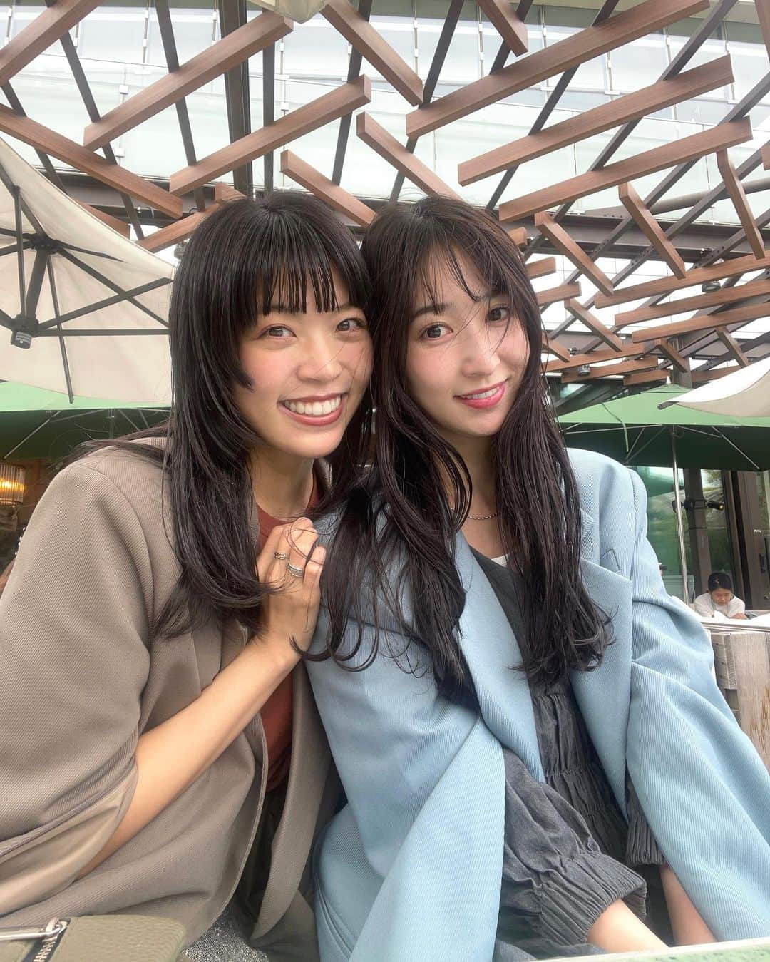 𝗔𝗜のインスタグラム：「. 楽しくって楽しくってこの日も たっくさん笑った☺️🫶🏻 ありがとう♡ @maaaaar1020  . 30の時になったバイラーズも 気づいたら3〜4年くらいになってた🤭🤭 @baila_magazine  . 同期や関わってくれてる素敵な方々に出会えた事が バイラーズになって1番よかったこと☺️🫰🏻 . お揃いのジャケットはしずかさんがディレクションしてる @yae_tokyo_ 🖤 肩にかけても袖を通しても可愛い🫰🏻♡ この日は足元、エアマックス👟はいてました！ . 二子玉のテラスがきもちいい @mercer_brunch  どのランチにもついてくるフレンチトーストが すんごい美味しかった🫶🏻🍞 . #二子玉ランチ #テラスカフェ #バイラーズ #同期バイラーズ #baila_magazine #読者モデル #読モ #30代ファッション #yae_tokyo_ #ジャケットコーデ #160cmコーデ #2児ママ #小学生ママ #幼稚園ママ」