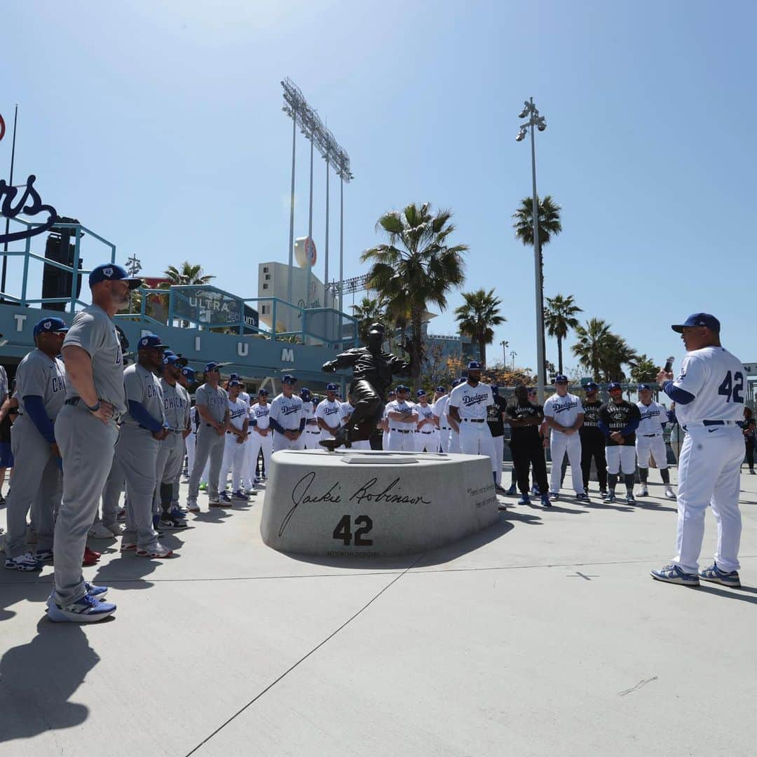 シカゴ・カブスさんのインスタグラム写真 - (シカゴ・カブスInstagram)「The #Cubs were honored to join the @dodgers at the Jackie Robinson statue at Dodger Stadium today and hear from former Cub and 2016 World Series Champion Jason Heyward about what Jackie Robinson Day means to him. #Jackie42」4月16日 8時07分 - cubs