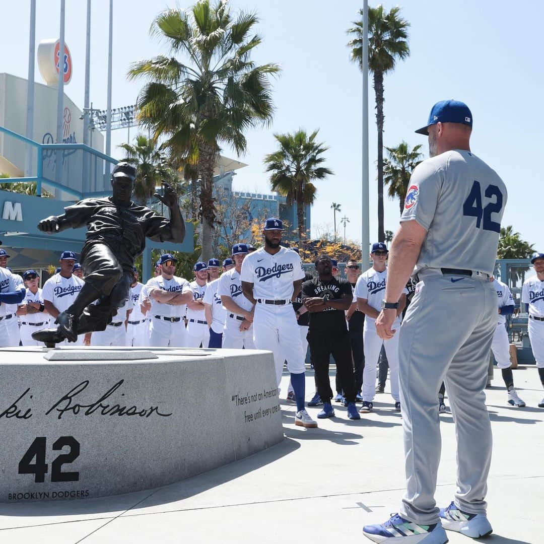 シカゴ・カブスさんのインスタグラム写真 - (シカゴ・カブスInstagram)「The #Cubs were honored to join the @dodgers at the Jackie Robinson statue at Dodger Stadium today and hear from former Cub and 2016 World Series Champion Jason Heyward about what Jackie Robinson Day means to him. #Jackie42」4月16日 8時07分 - cubs