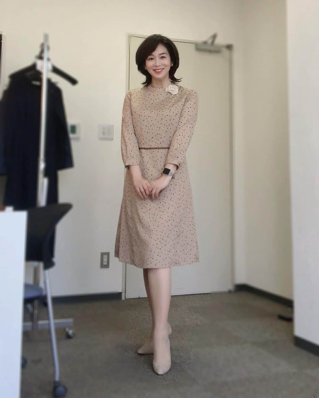 伊藤聡子のインスタグラム：「アップ♪の衣装はベージュに水玉のワンピースでした😊 ふわもこウルフィーを囲んでカシャ📷 そして、差し入れにはふわもこ生クリームと苺を挟んだクロワッサン❣️❣️ 飛行機からの富士さま💕 雲の中からぴょこ💕💕 #メーテレアップ#enのクロワッサン#富士山#伊藤聡子」