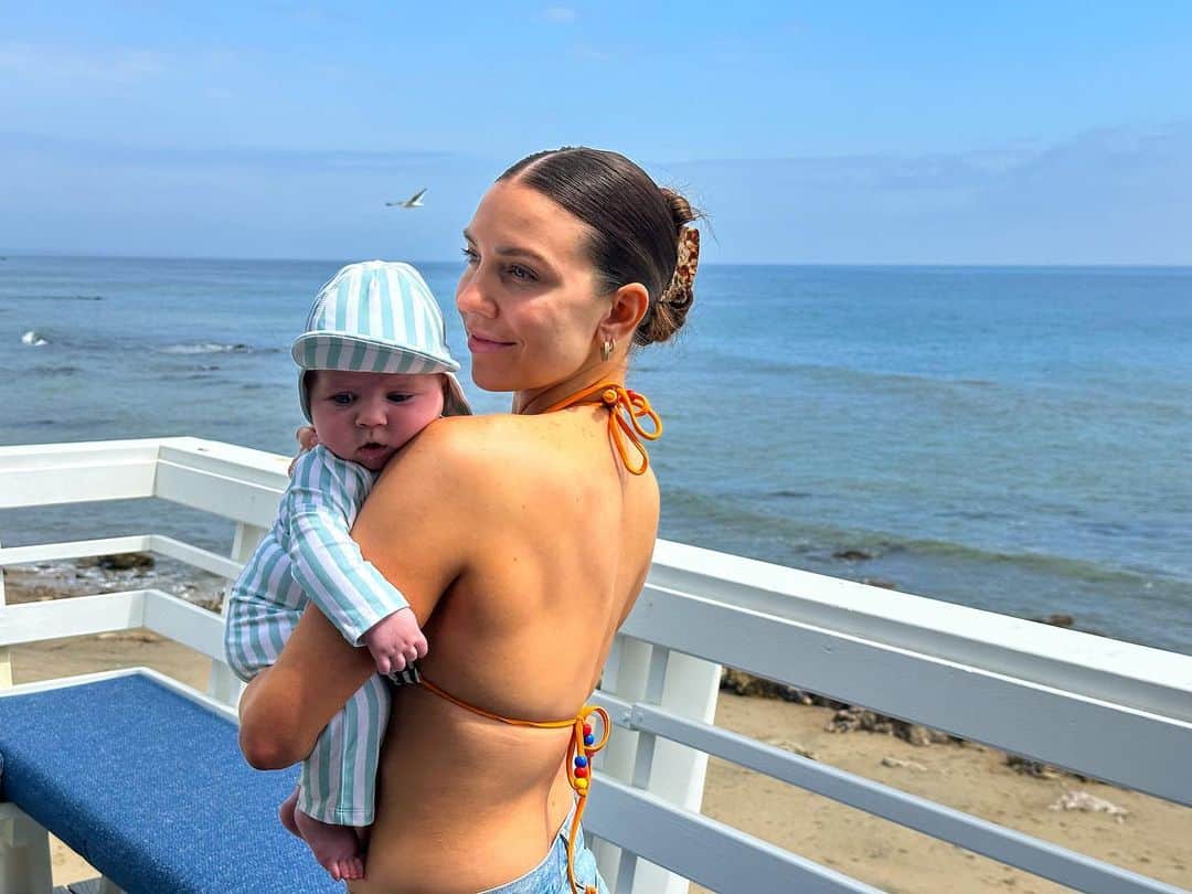 ジェナ・ジョンソンさんのインスタグラム写真 - (ジェナ・ジョンソンInstagram)「Beach Baby 🏝️  Swipe for the chubbiest cheeks you’ve ever seen 🥹😍」4月16日 8時21分 - jennajohnson