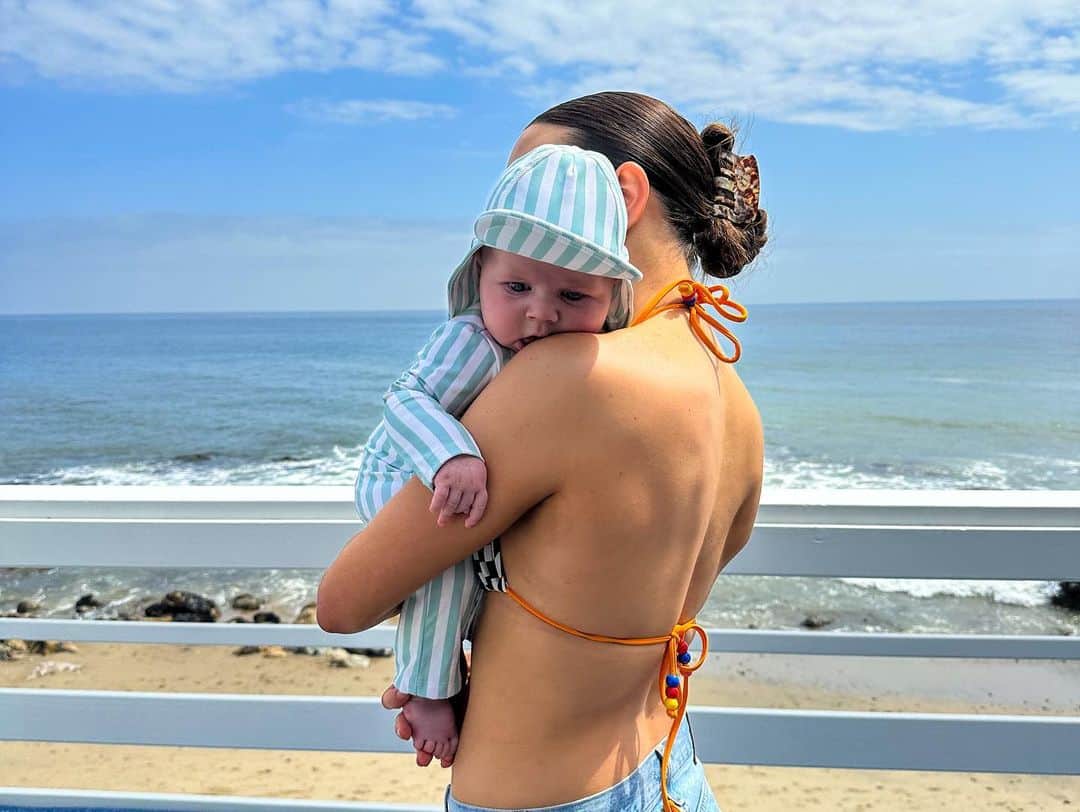 ジェナ・ジョンソンさんのインスタグラム写真 - (ジェナ・ジョンソンInstagram)「Beach Baby 🏝️  Swipe for the chubbiest cheeks you’ve ever seen 🥹😍」4月16日 8時21分 - jennajohnson