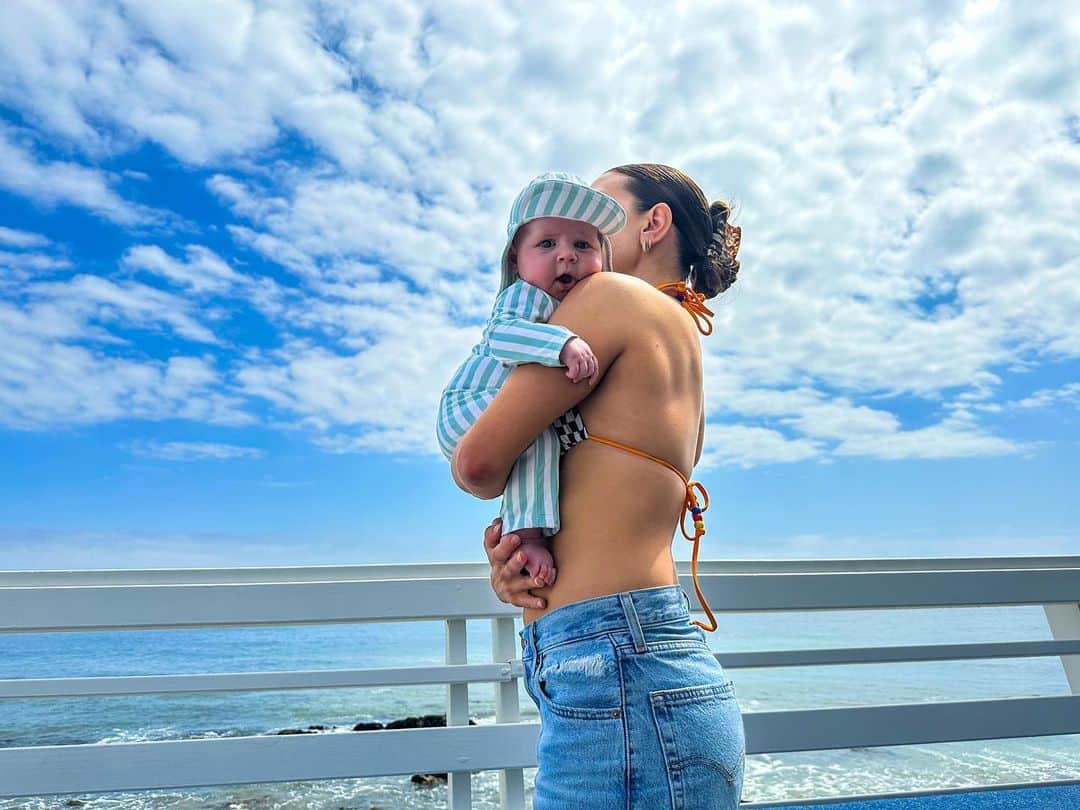 ジェナ・ジョンソンのインスタグラム：「Beach Baby 🏝️  Swipe for the chubbiest cheeks you’ve ever seen 🥹😍」